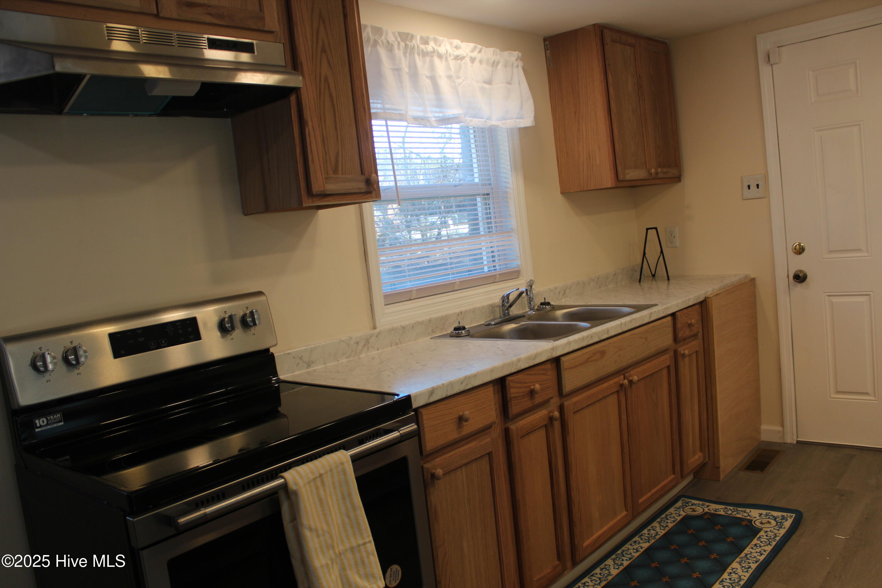 120 Hillview Street Property Photo 24