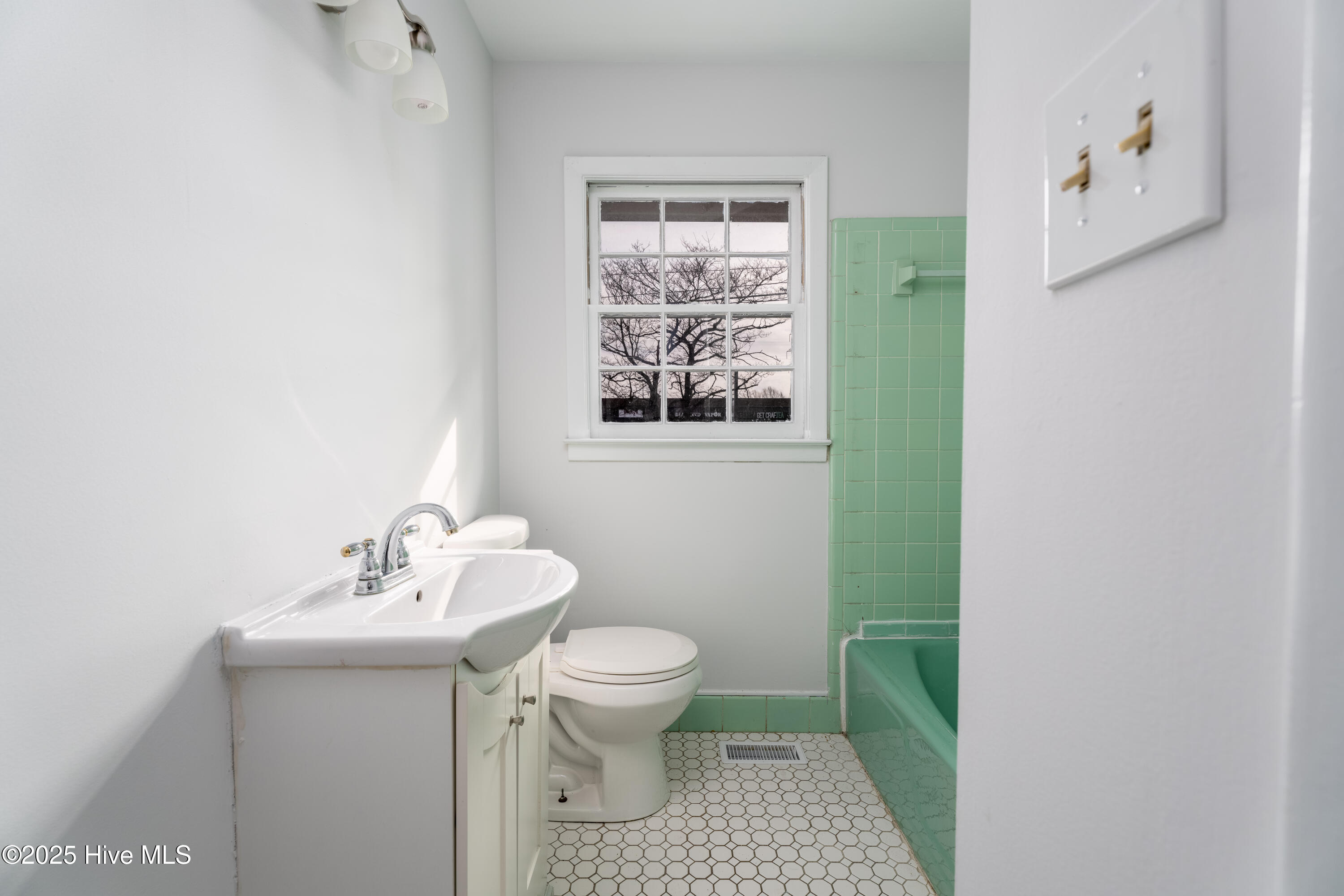 1007 Henderson Drive Property Photo 17