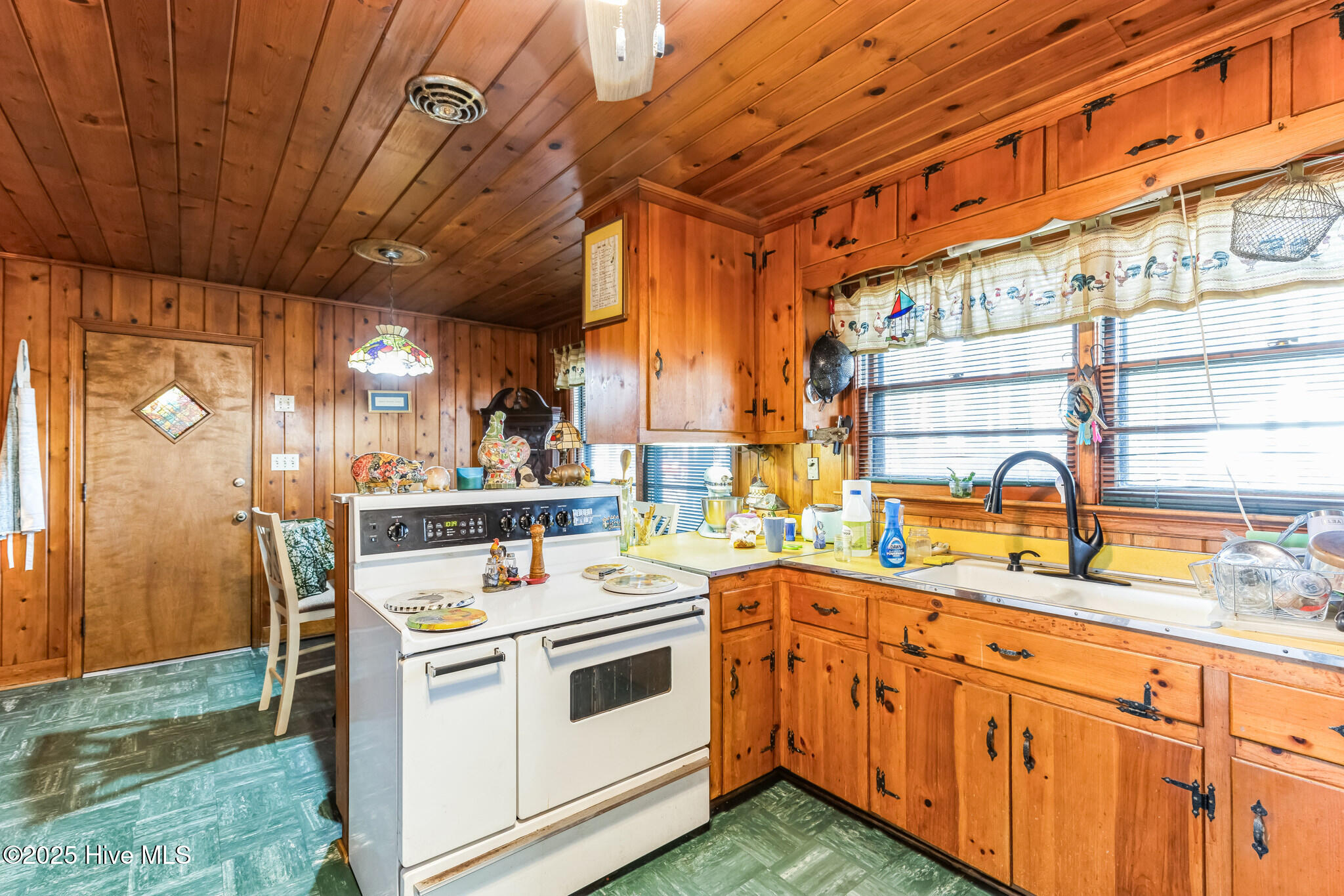 2502 N Barker Street Property Photo 5
