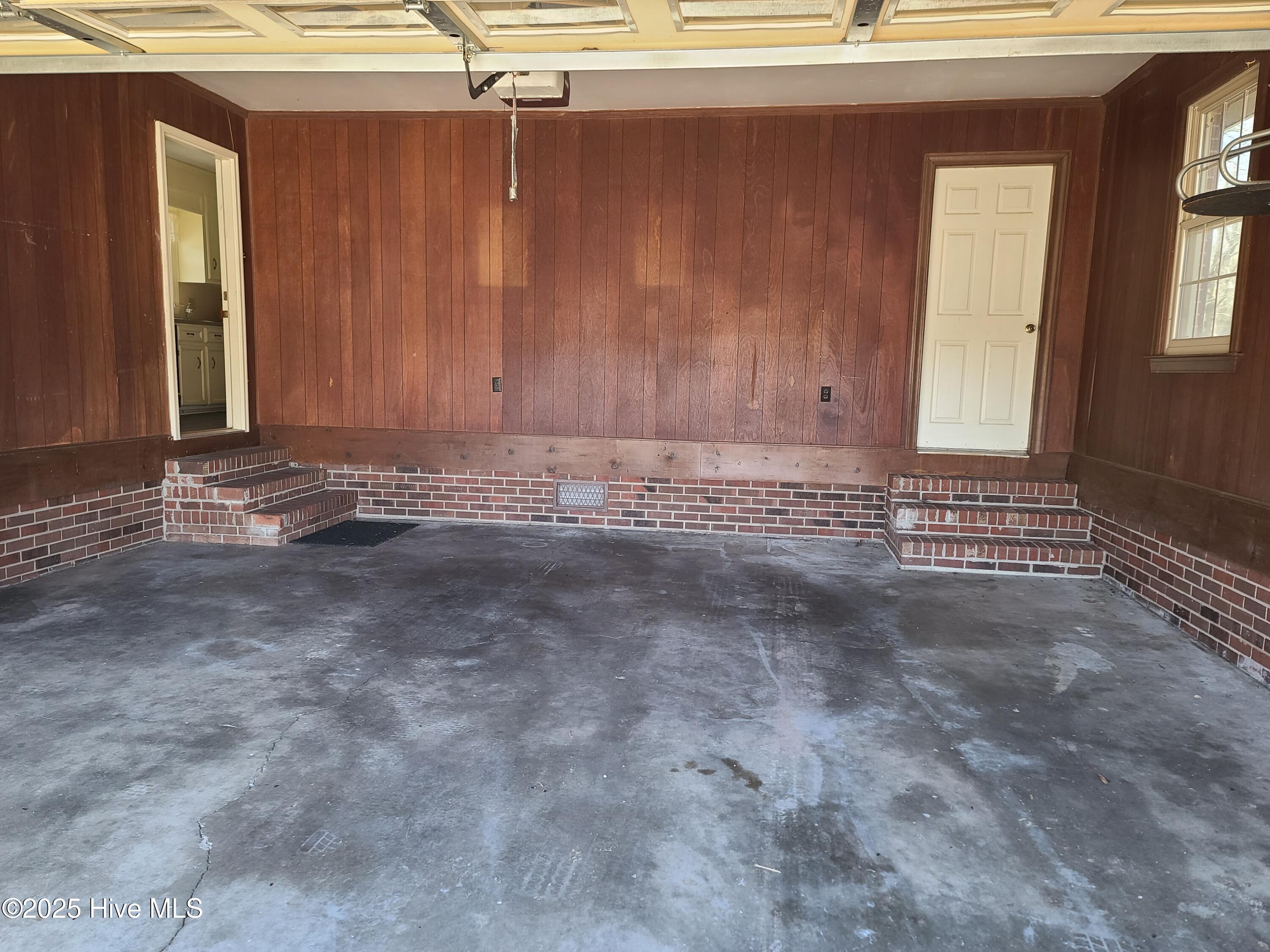 2011 Country Squire Road Property Photo 4
