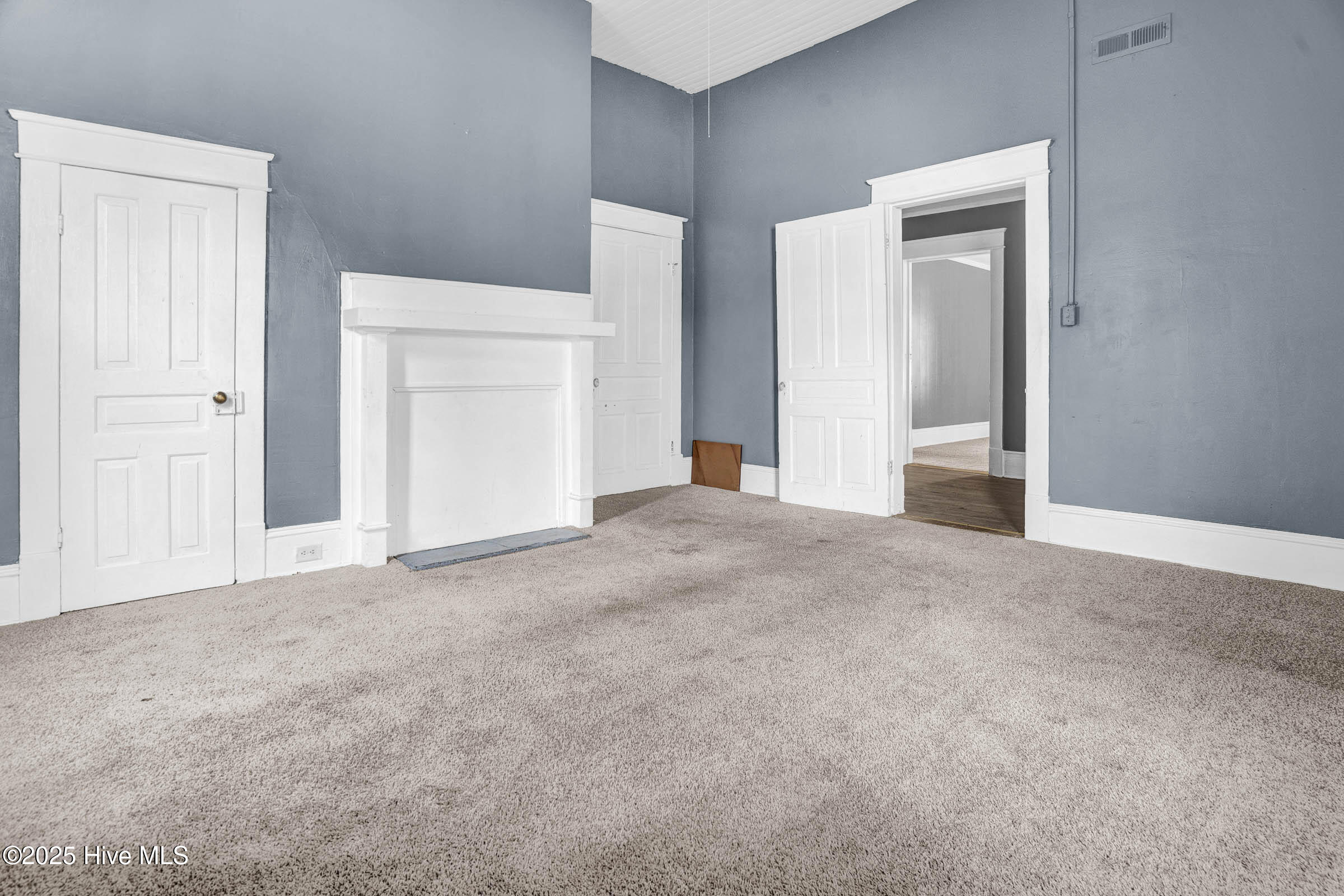 305 S Howell Street Property Photo 9