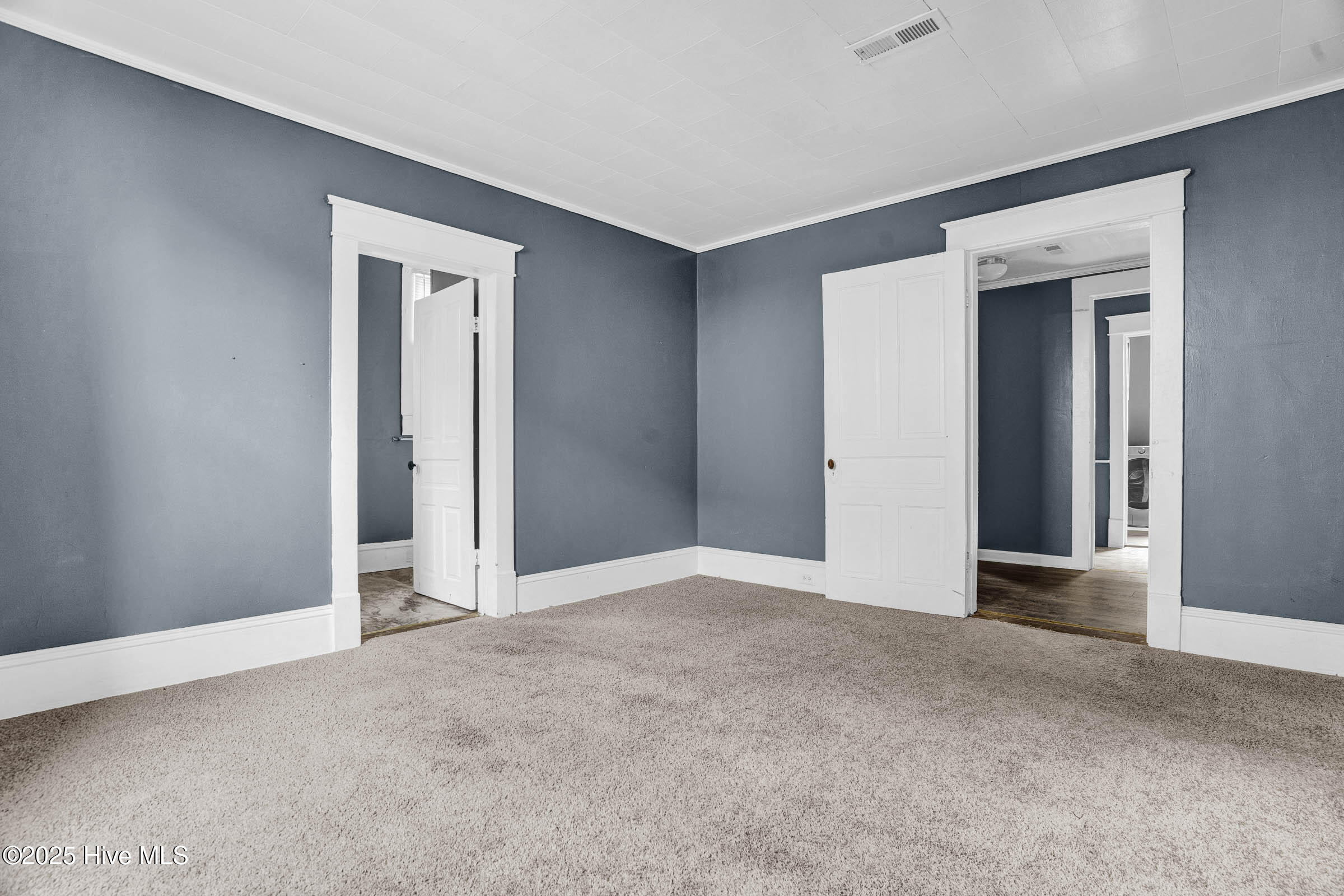 305 S Howell Street Property Photo 10