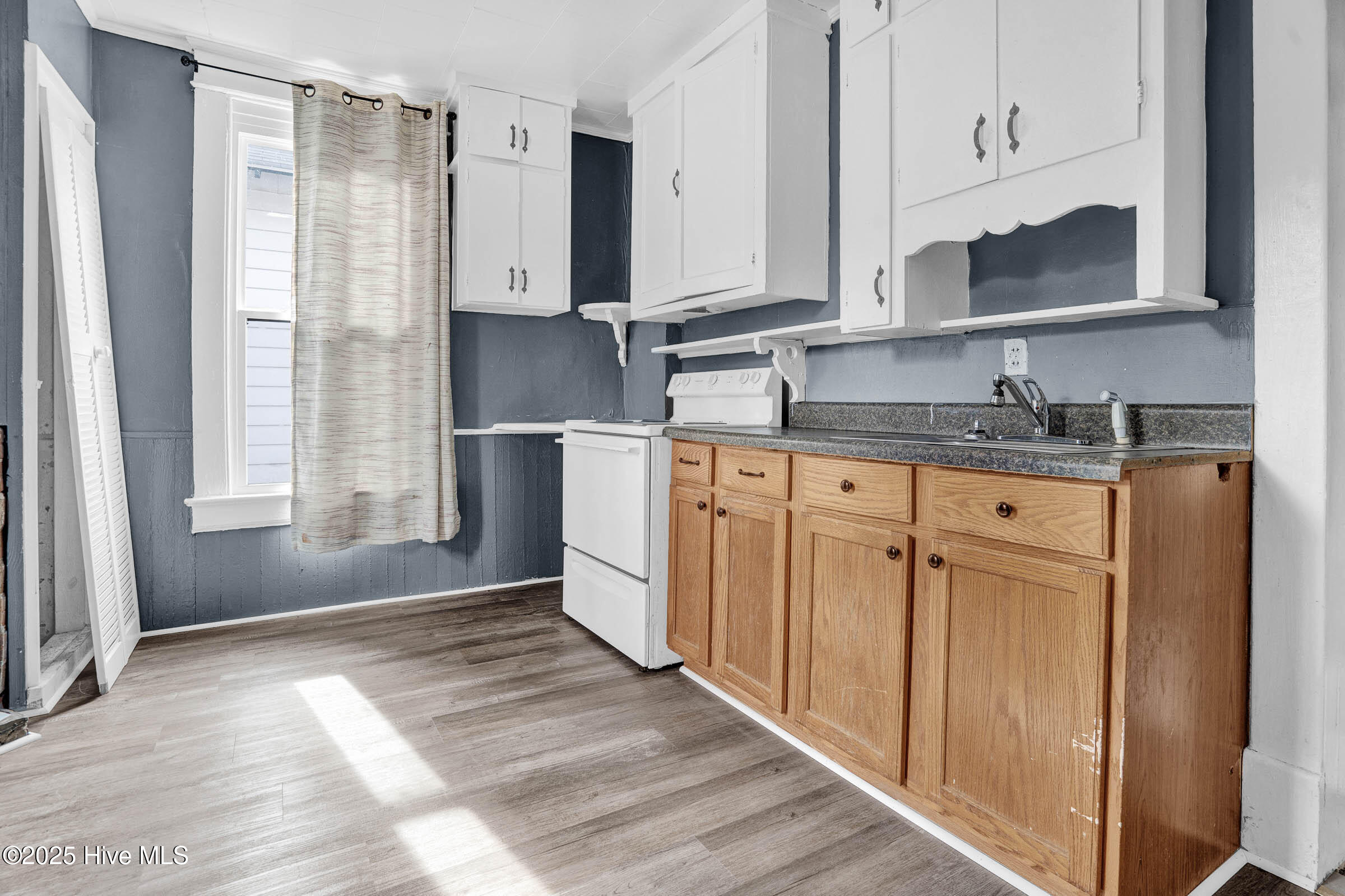 305 S Howell Street Property Photo 15