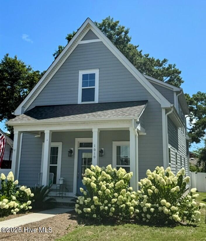 1010 N Caswell Avenue Property Photo 1