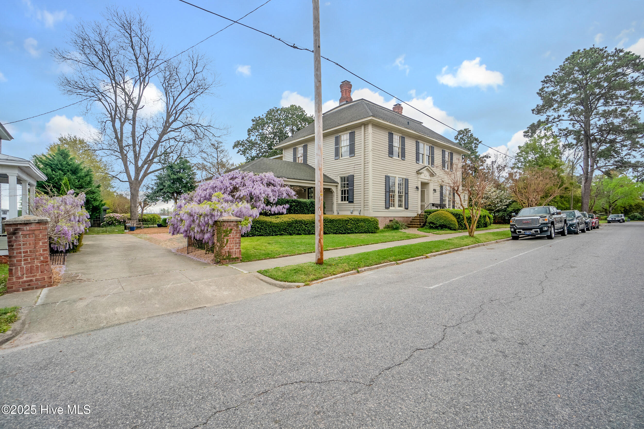 110 N Front Street Property Photo 3