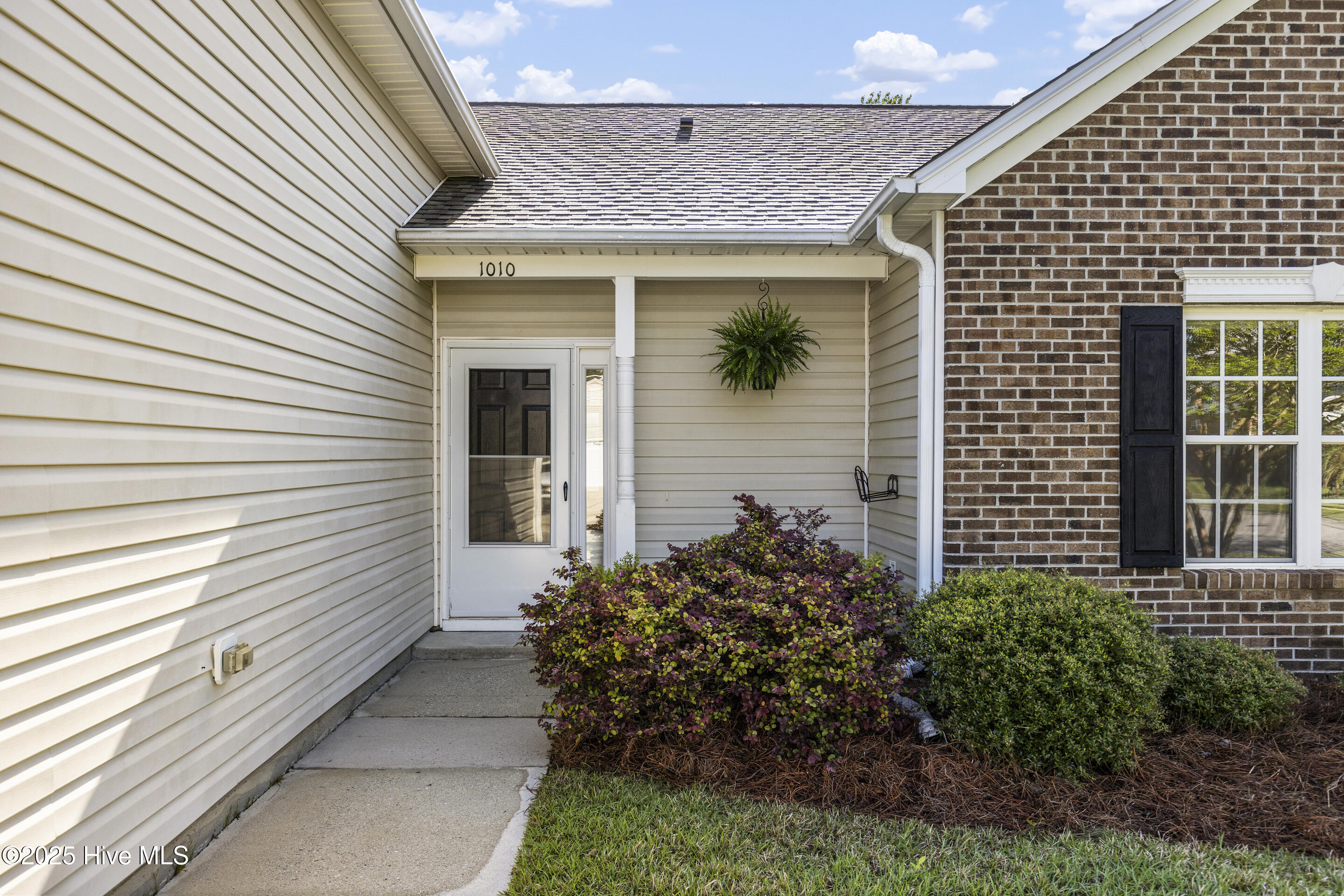 1010 Winterberry Circle Property Photo 5