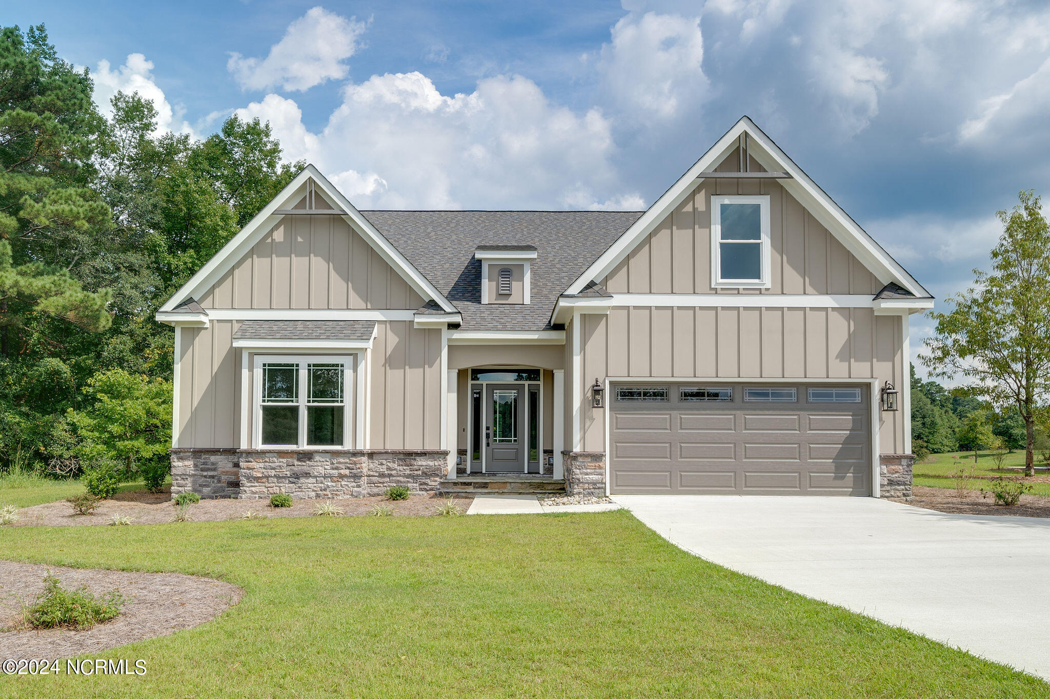 135 Sycamore Lakes Drive Property Photo 1