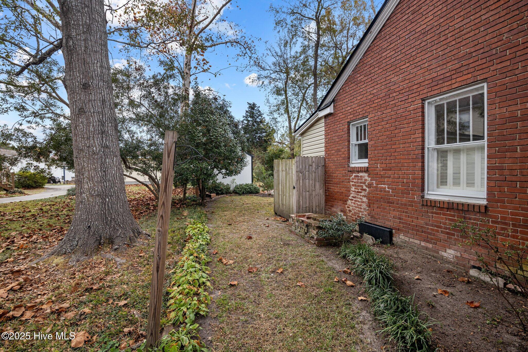 102 E 13th Street Property Photo 8