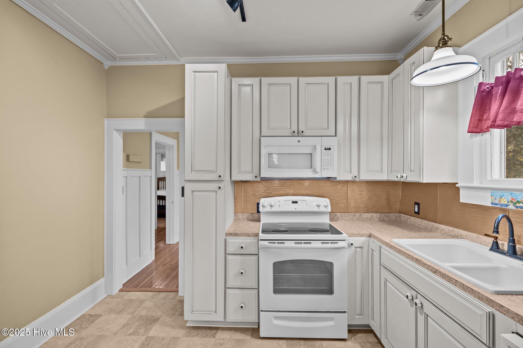 102 E 13th Street Property Photo 17