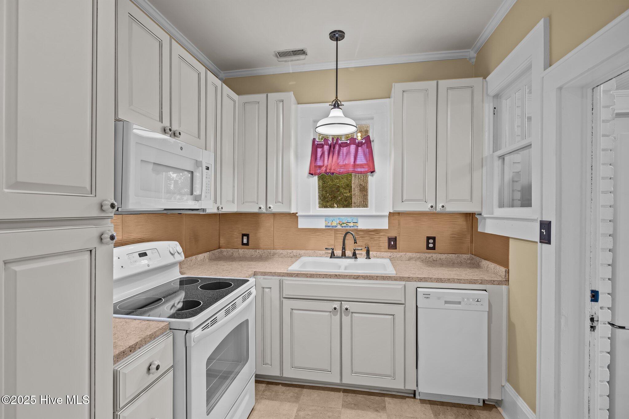 102 E 13th Street Property Photo 18