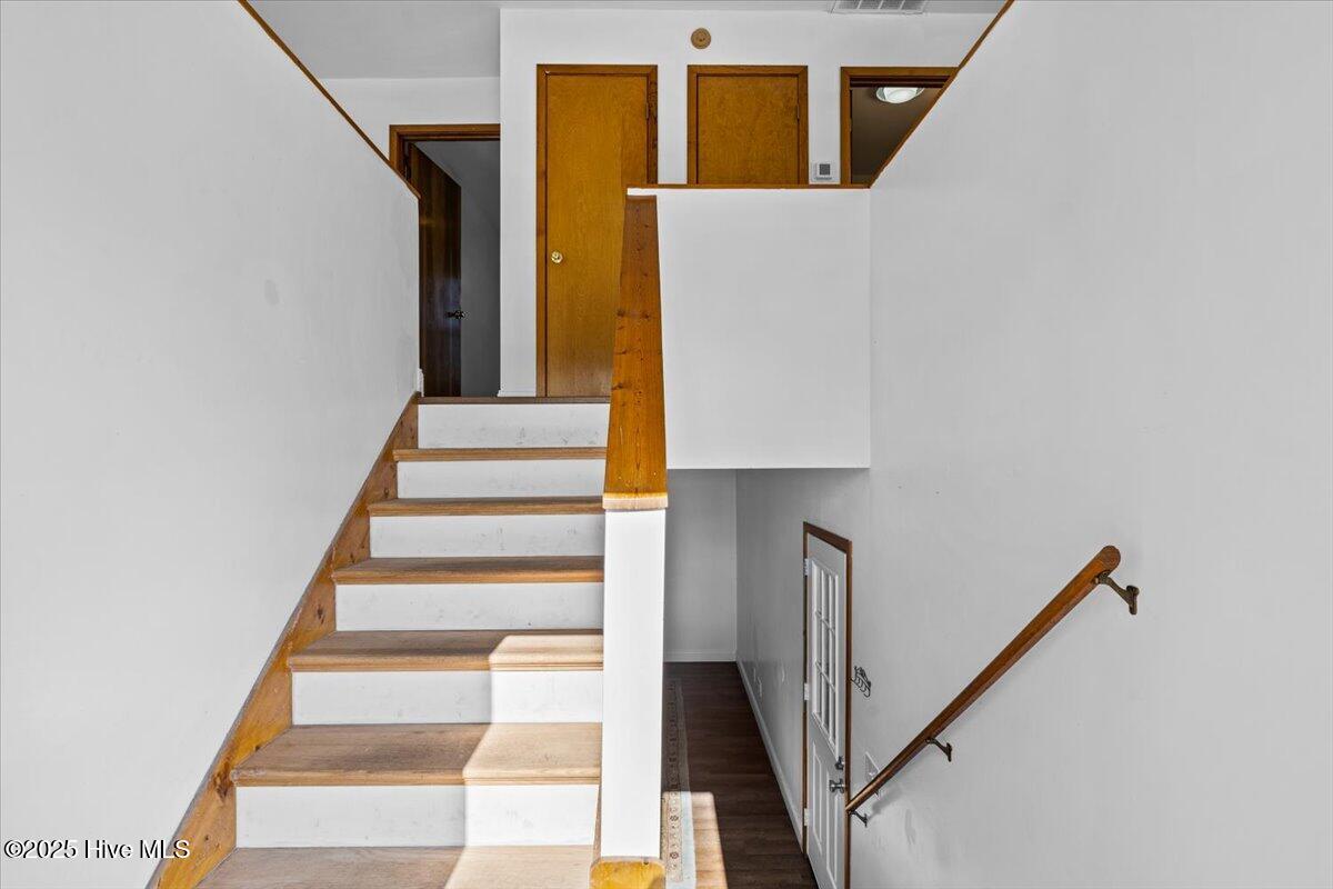 849 N Shore Drive Property Photo 6