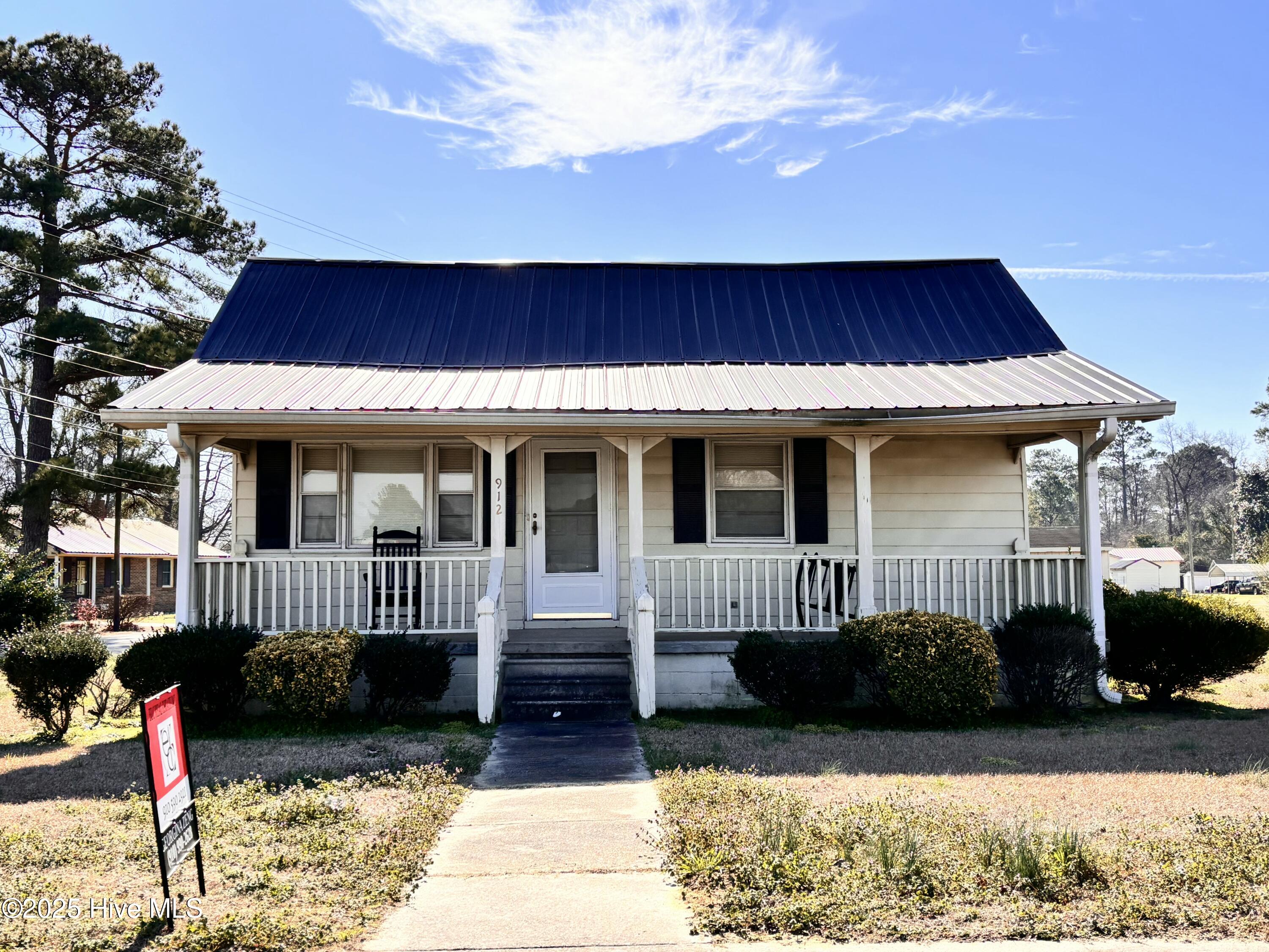 912 College Street Property Photo