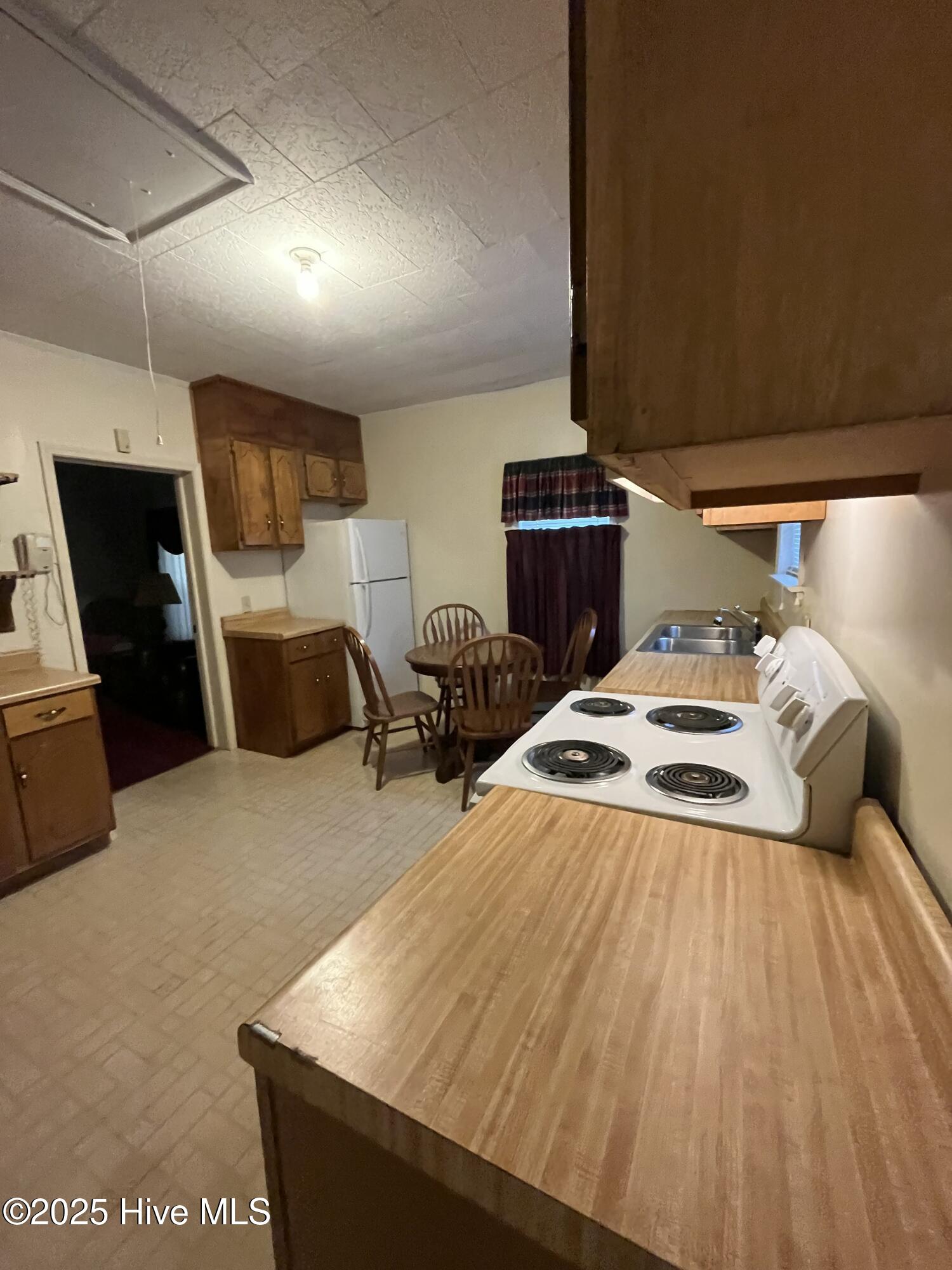 912 College Street Property Photo 4