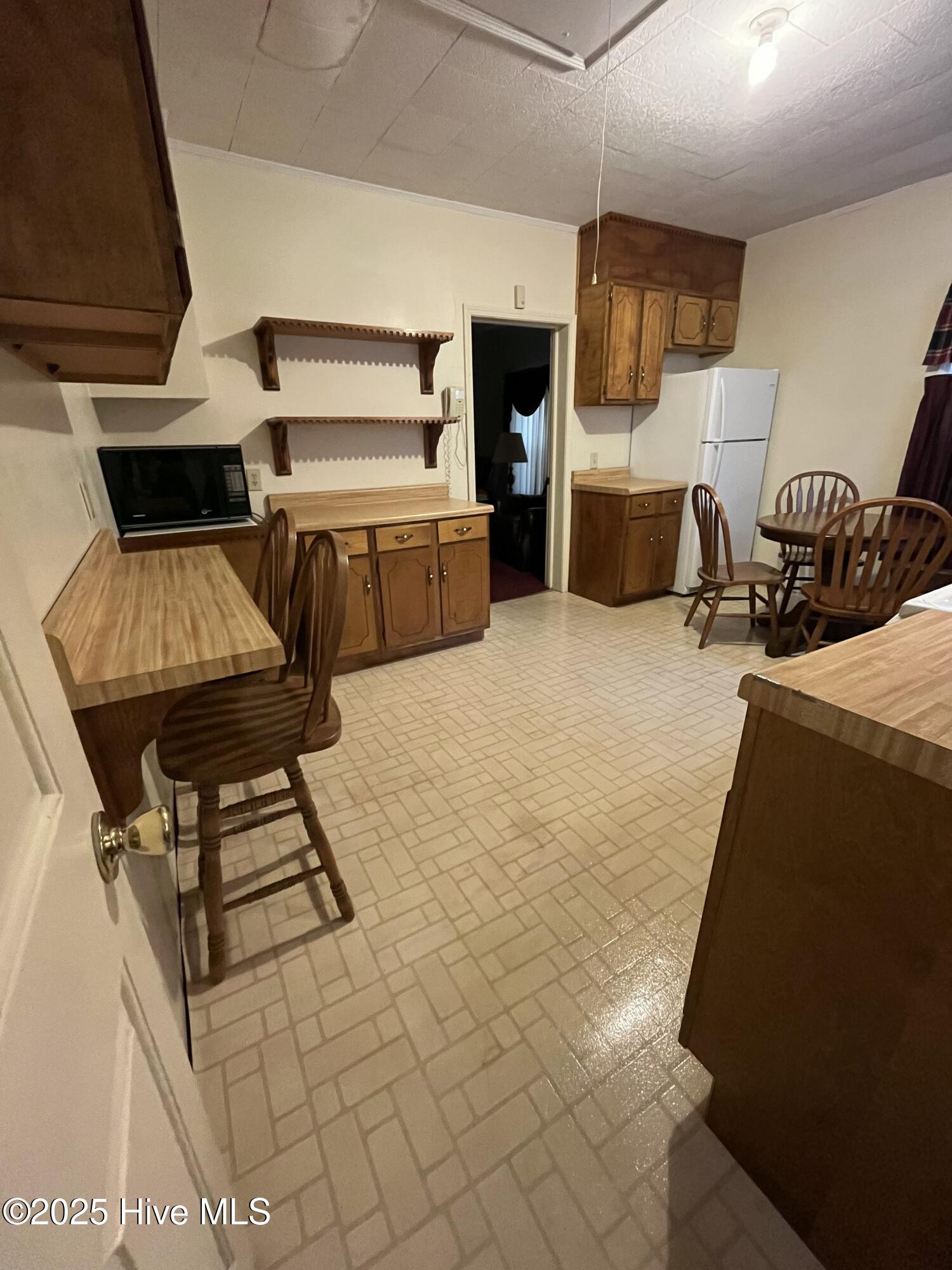 912 College Street Property Photo 5