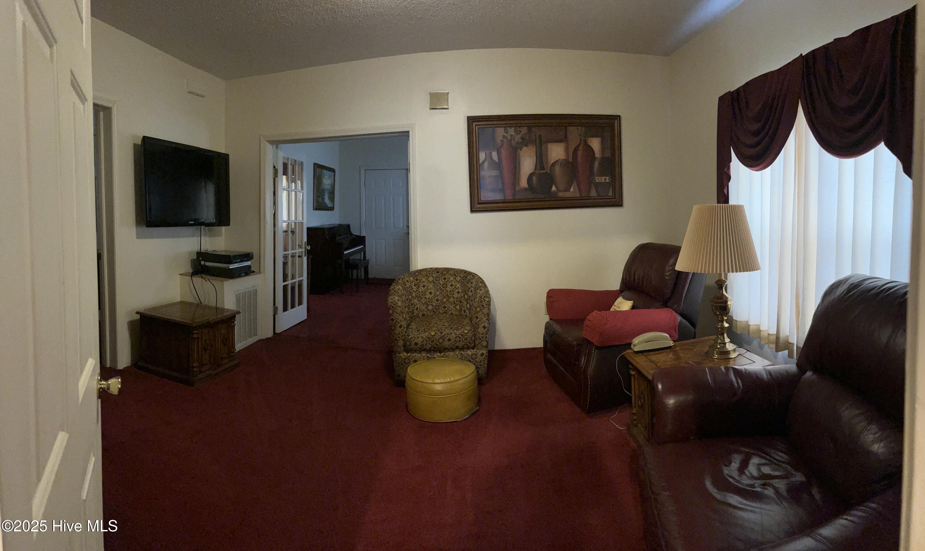 912 College Street Property Photo 6