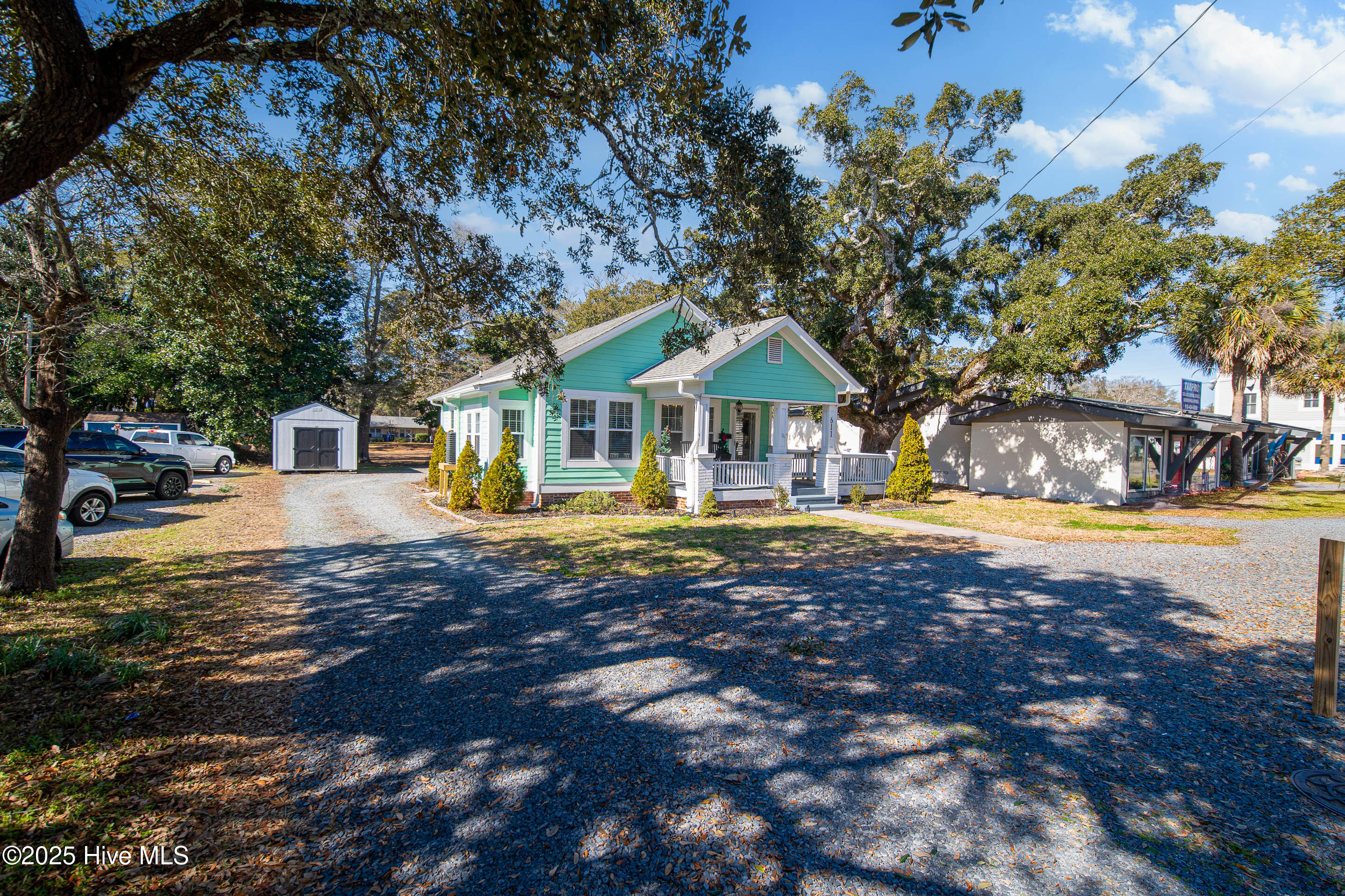 611 N Howe Street Property Photo 4