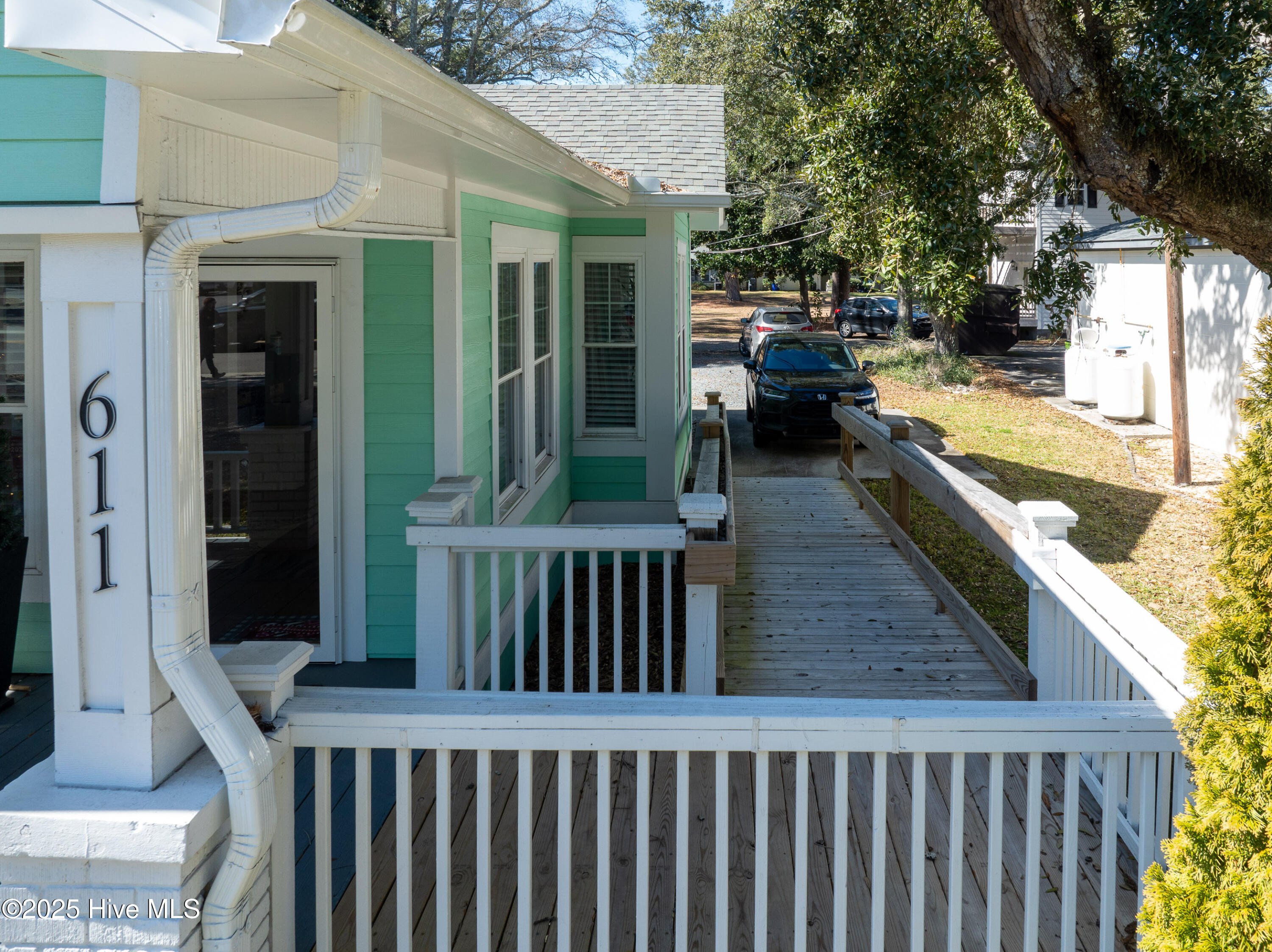 611 N Howe Street Property Photo 6