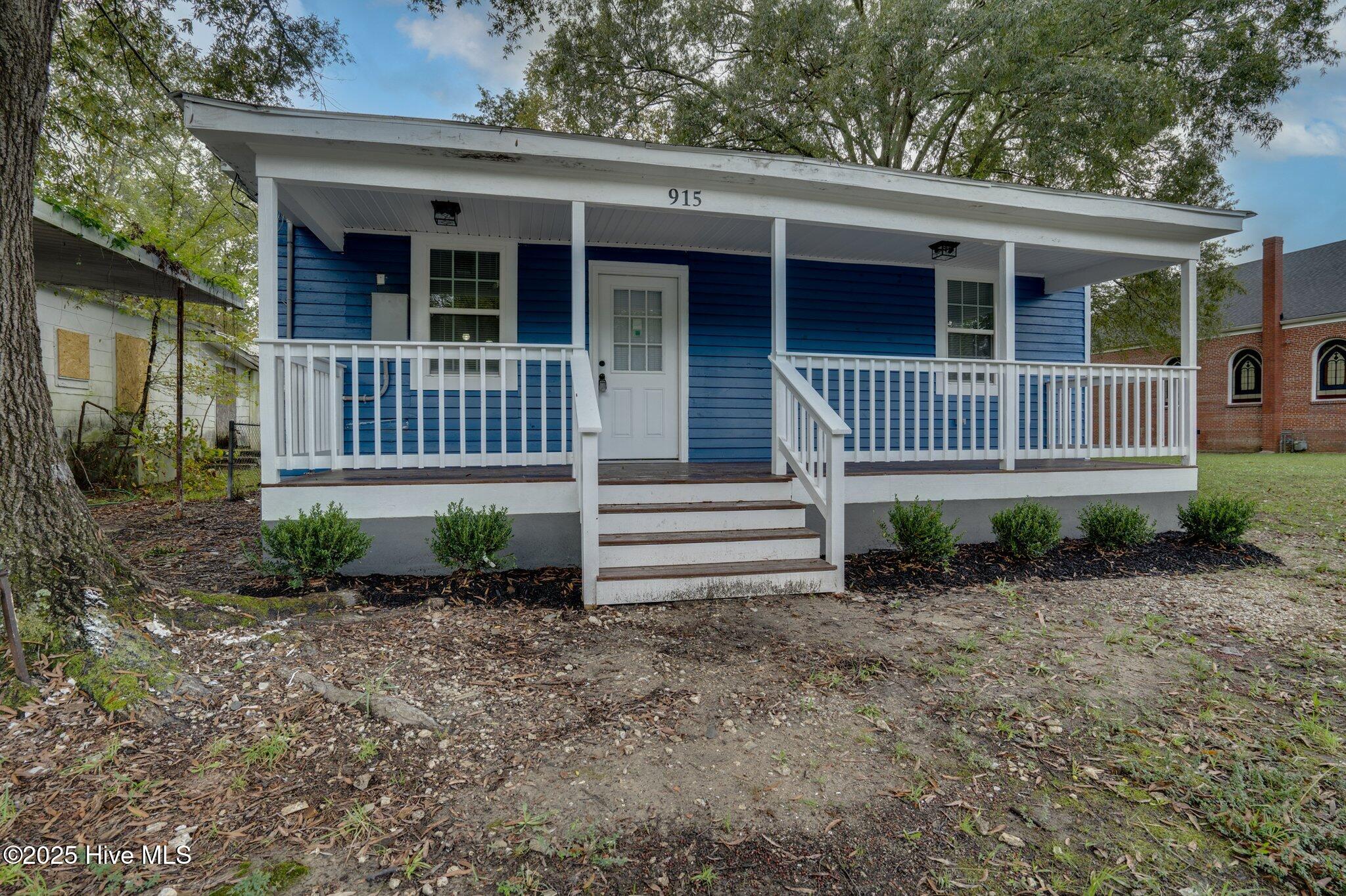 915 E Holly Street Property Photo