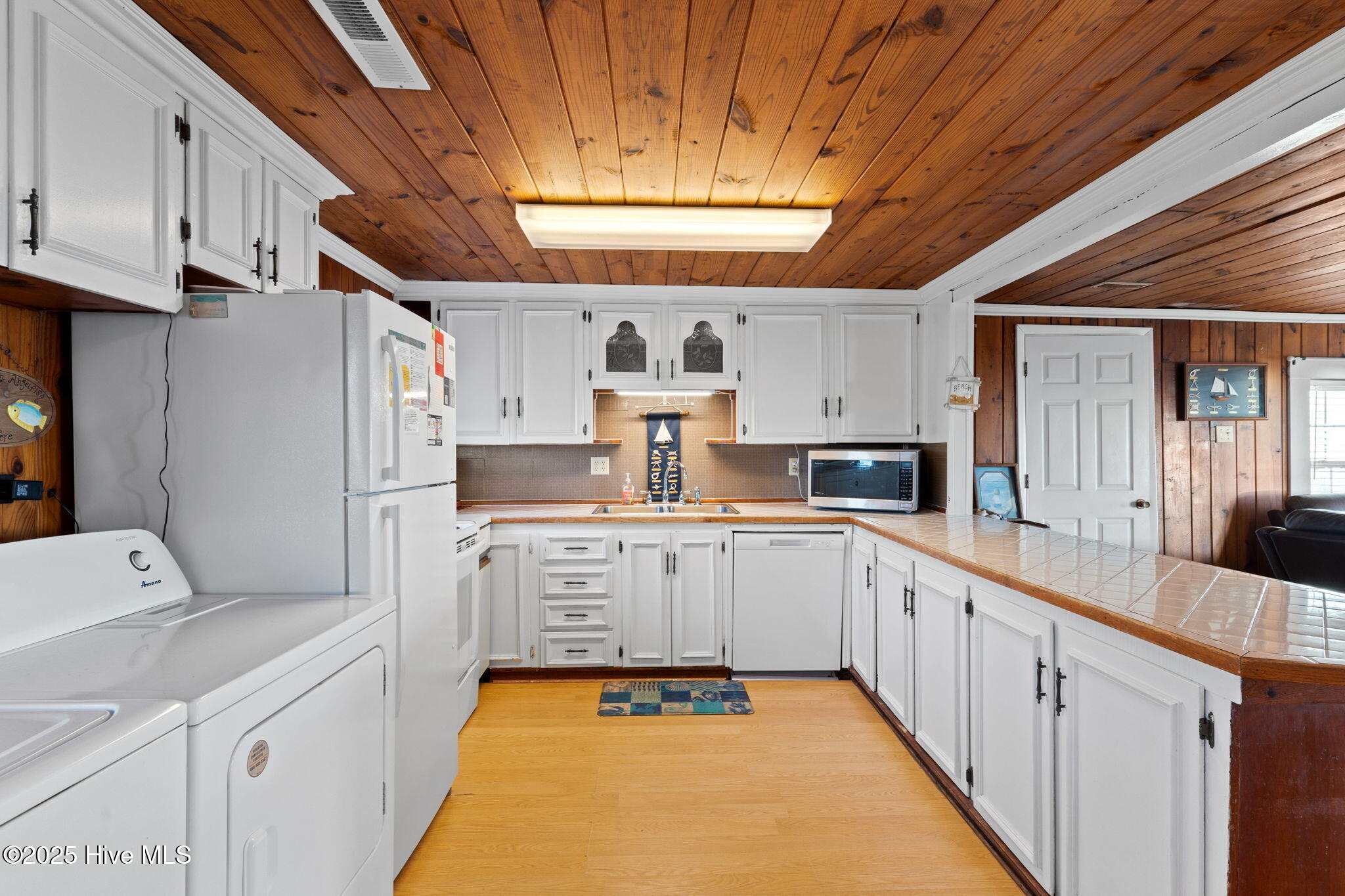 4025 E Beach Drive Property Photo 17