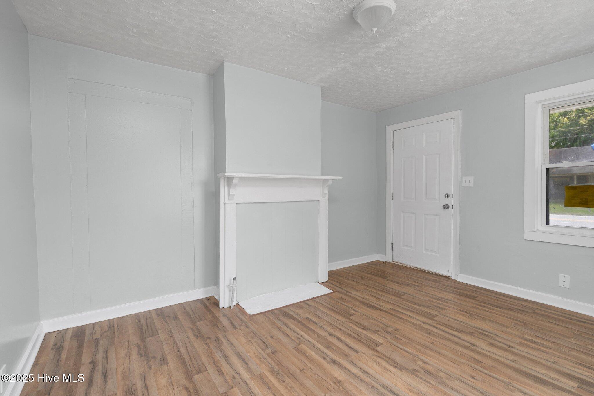 810 E Grand Avenue Property Photo 3