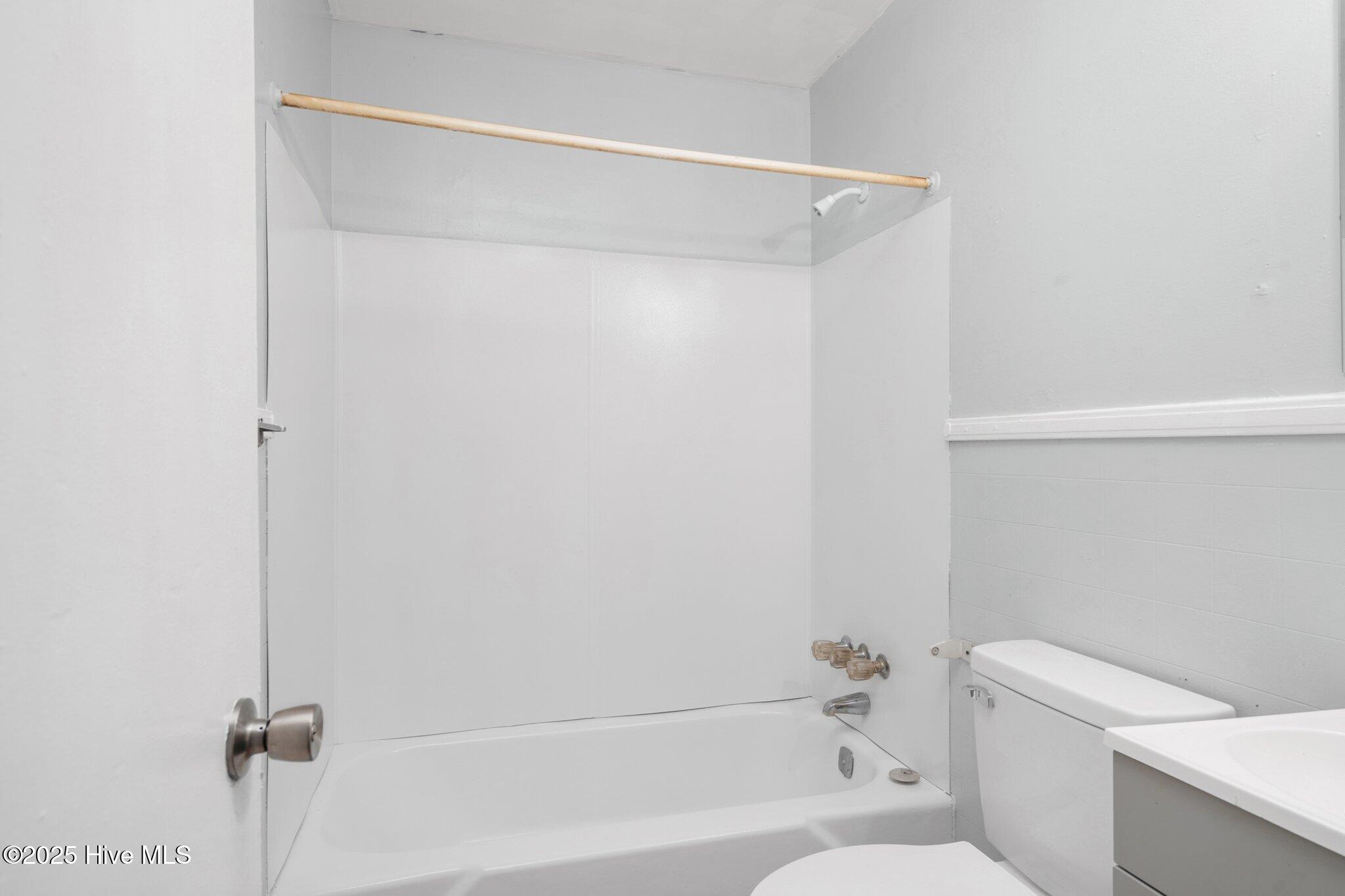 810 E Grand Avenue Property Photo 9