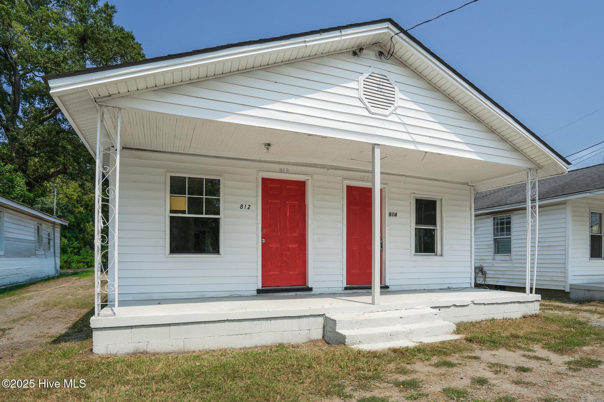 812 E Grand Avenue Property Photo 1