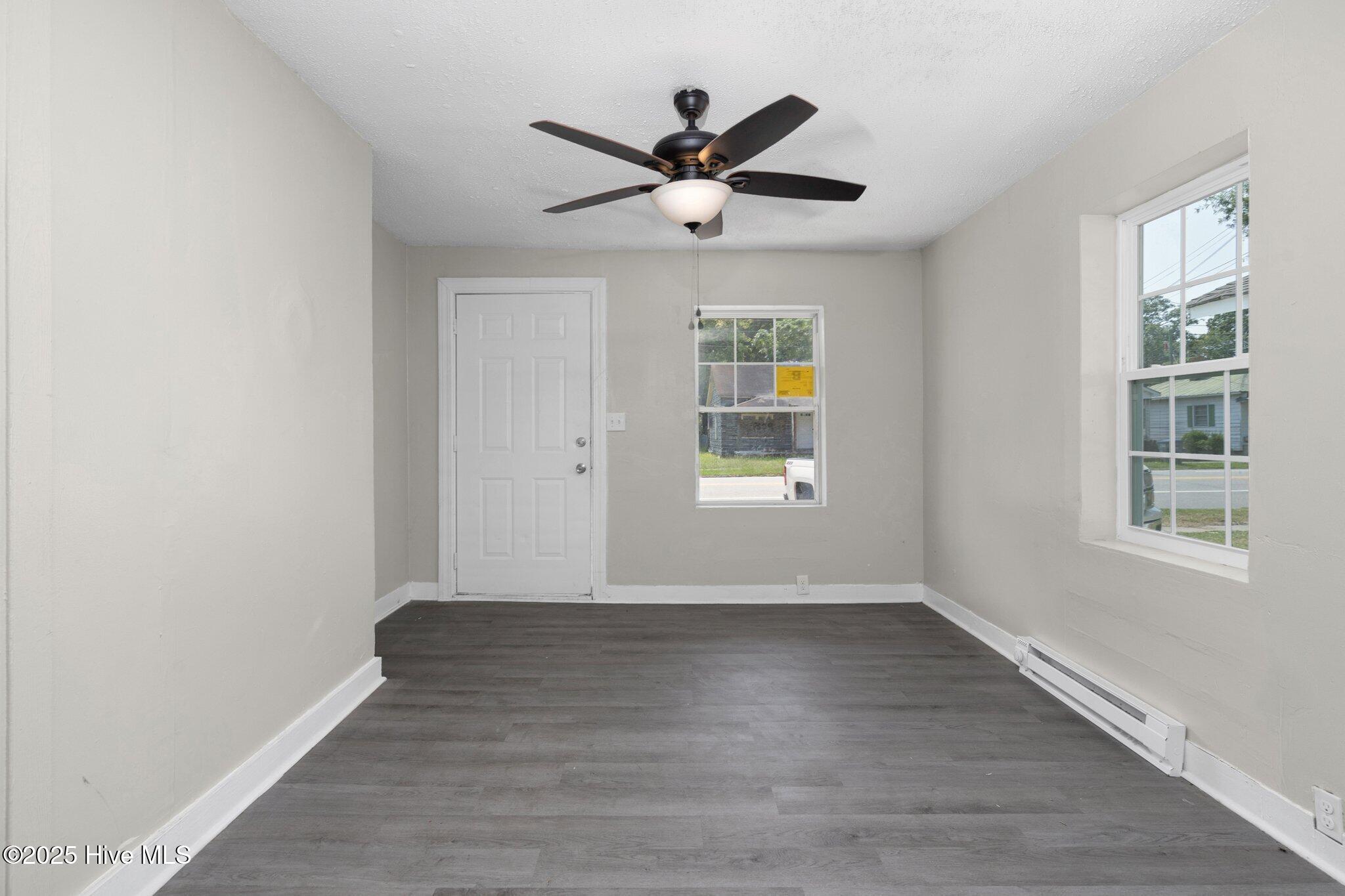 812 E Grand Avenue Property Photo 3