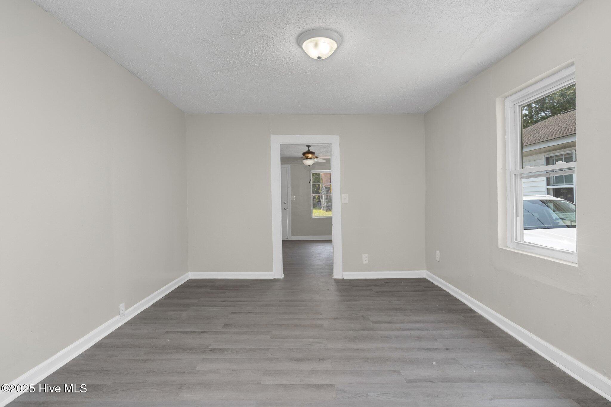 812 E Grand Avenue Property Photo 5