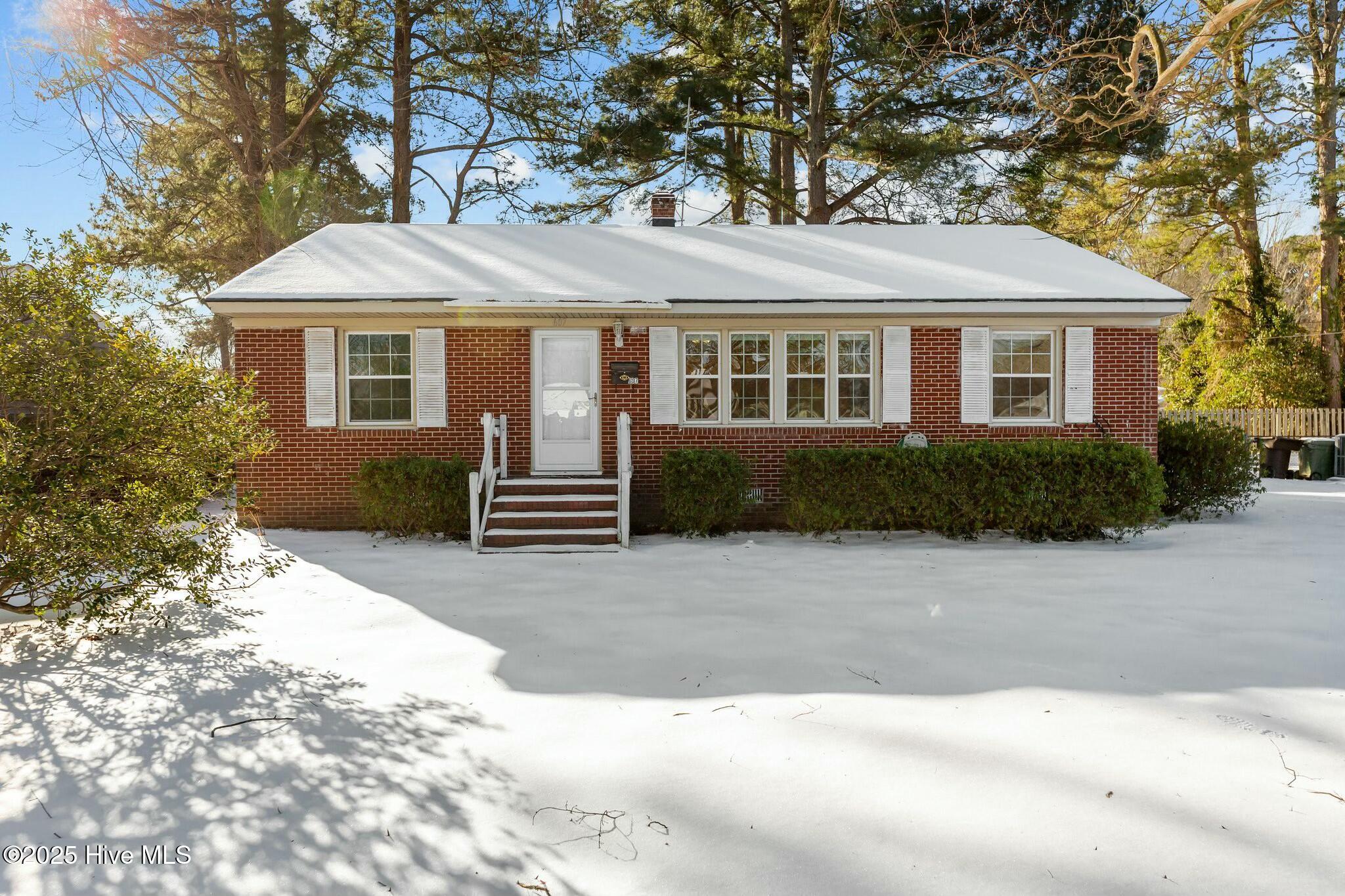 607 W Johnston Street Property Photo