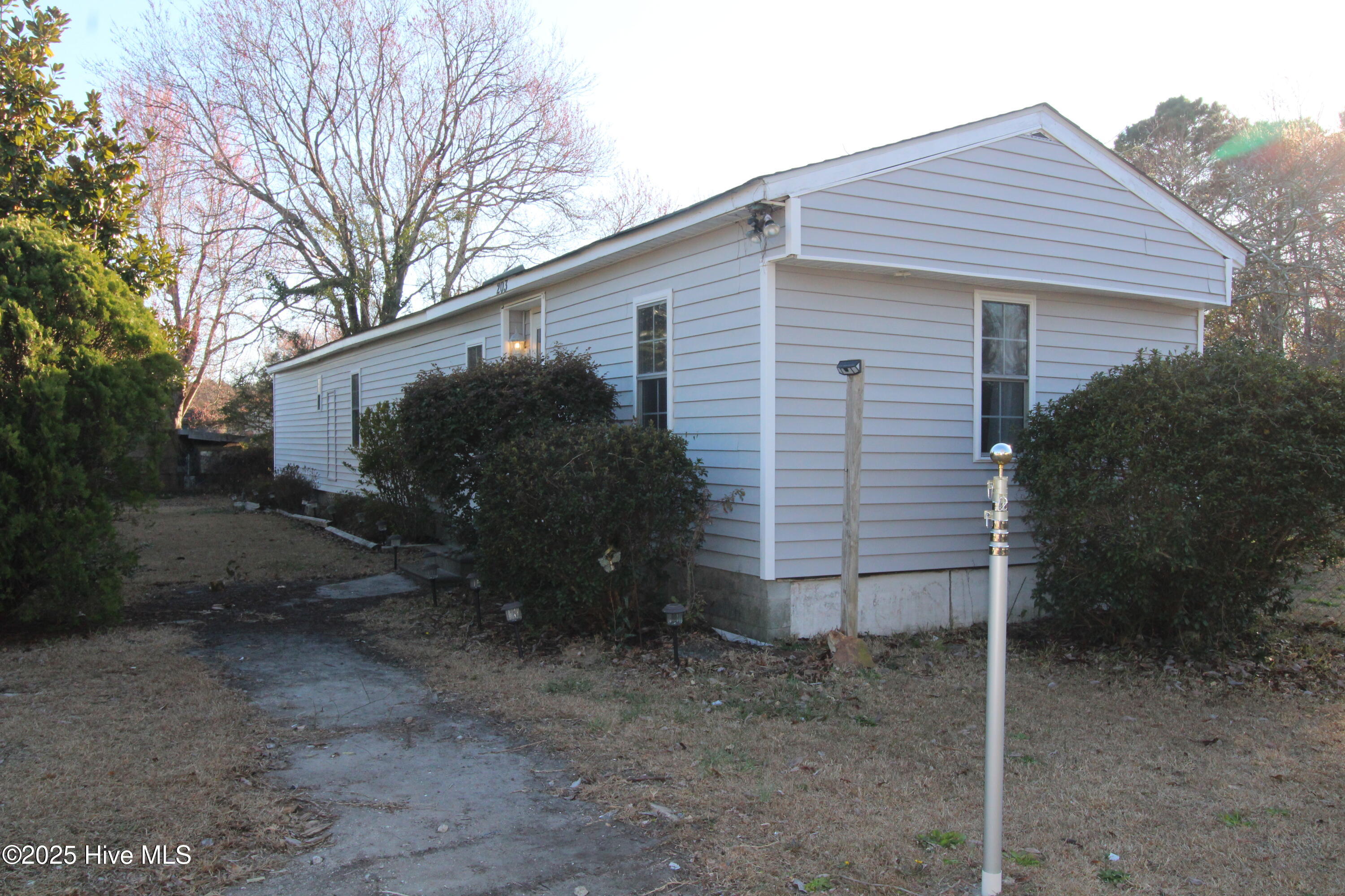 203 E Southwinds Drive Property Photo