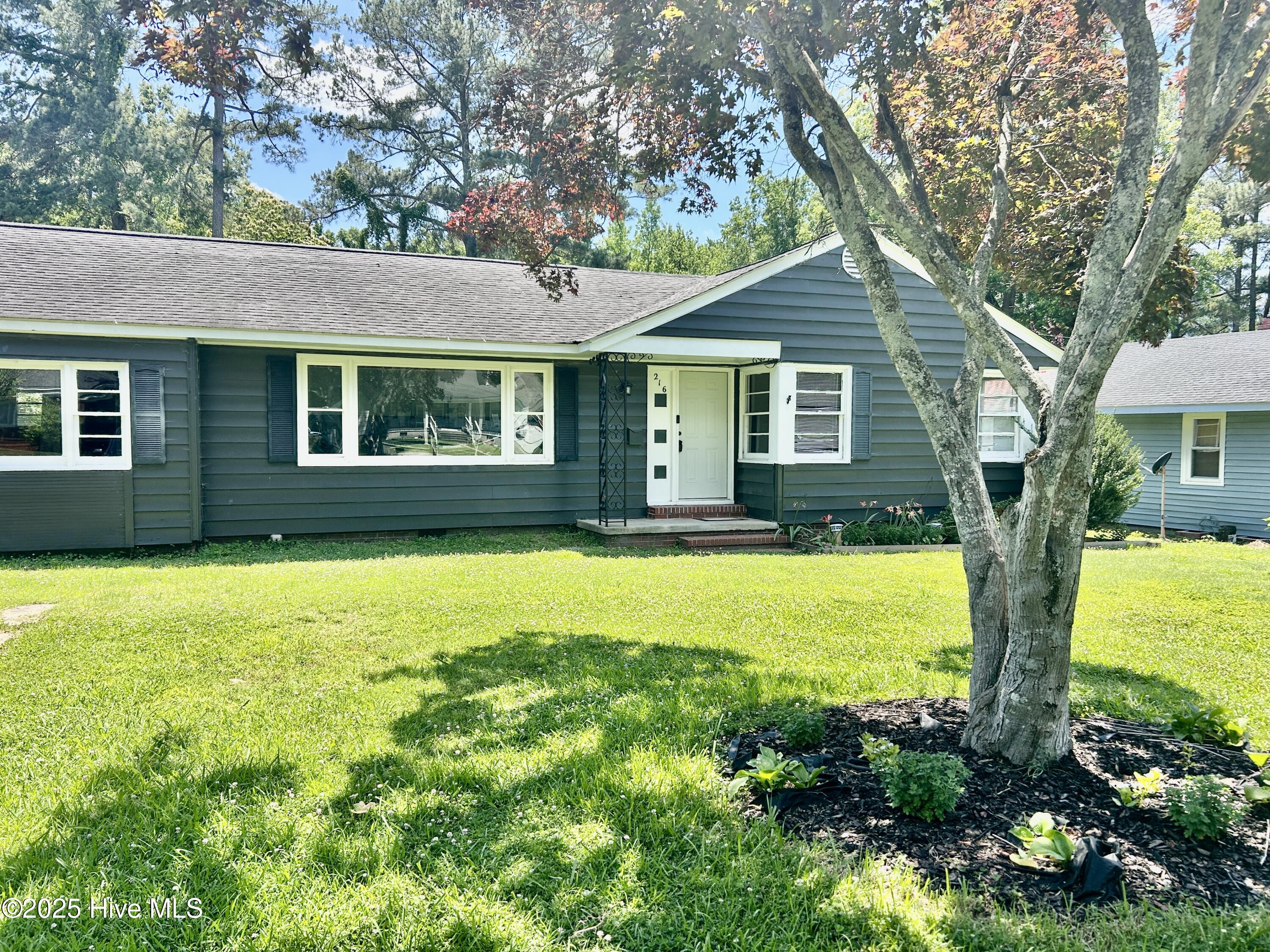 216 W 10th Street Property Photo