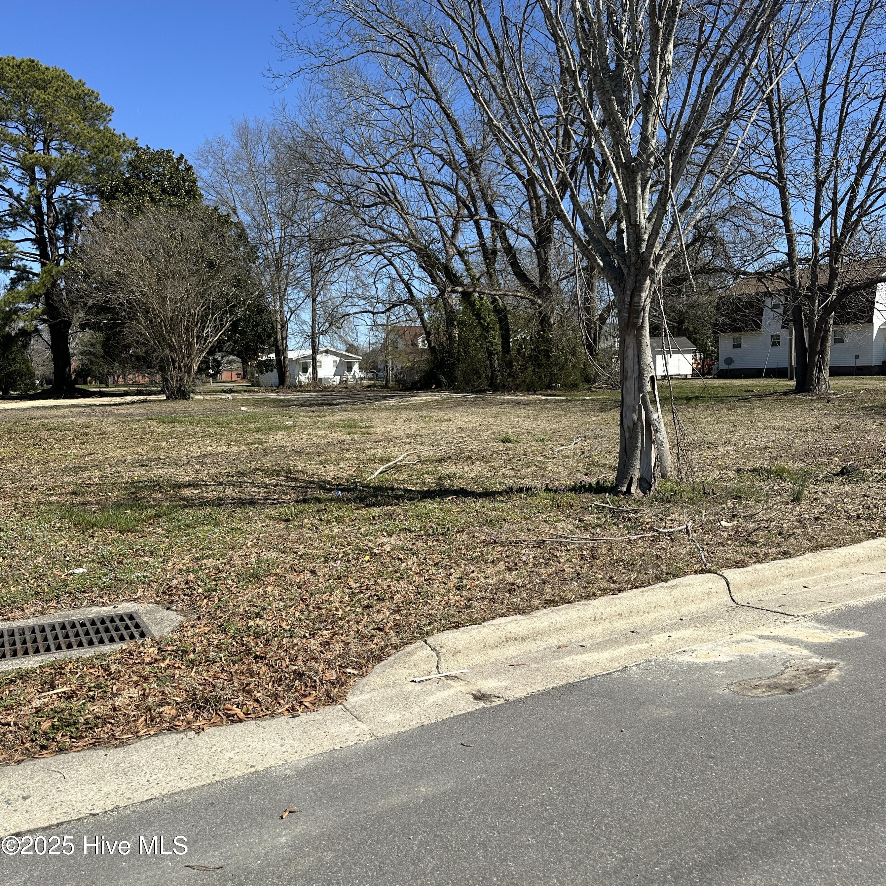 706 N Oakum Street Property Photo