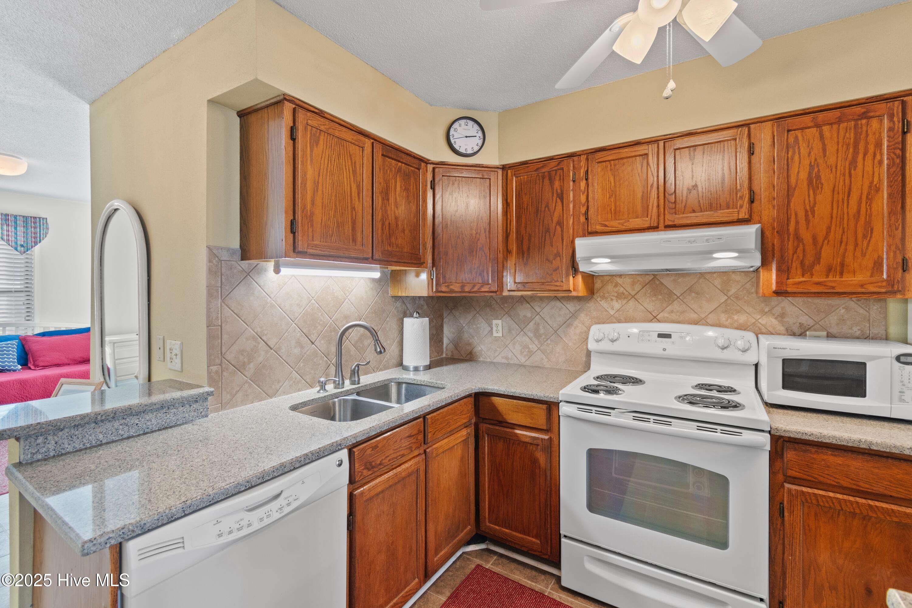 39 Ocean Isle West Boulevard W H-1 Property Photo 10