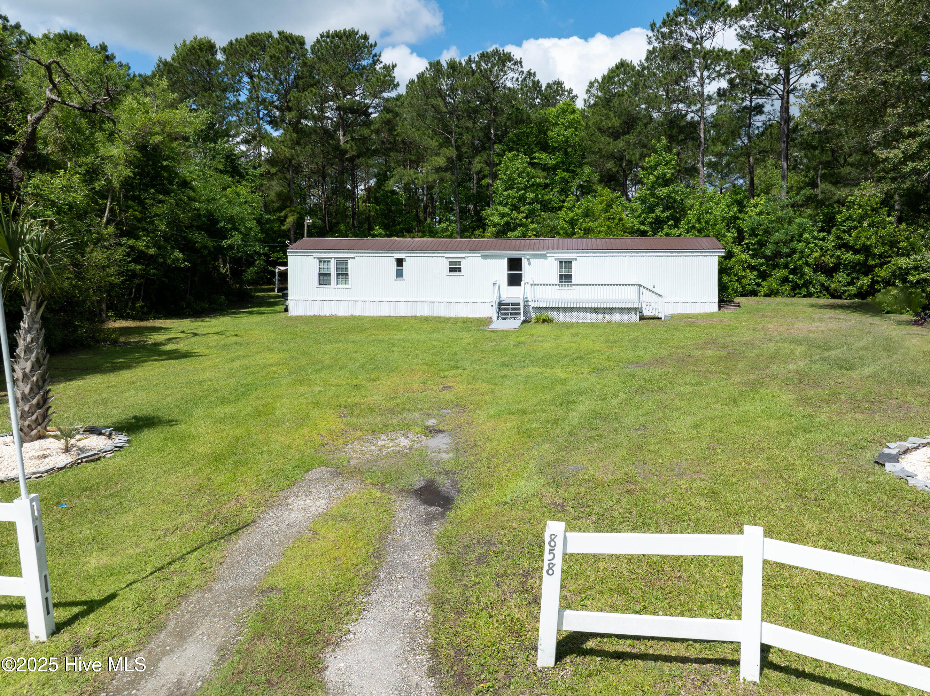 858-864 Cockleshell Drive Property Photo 2