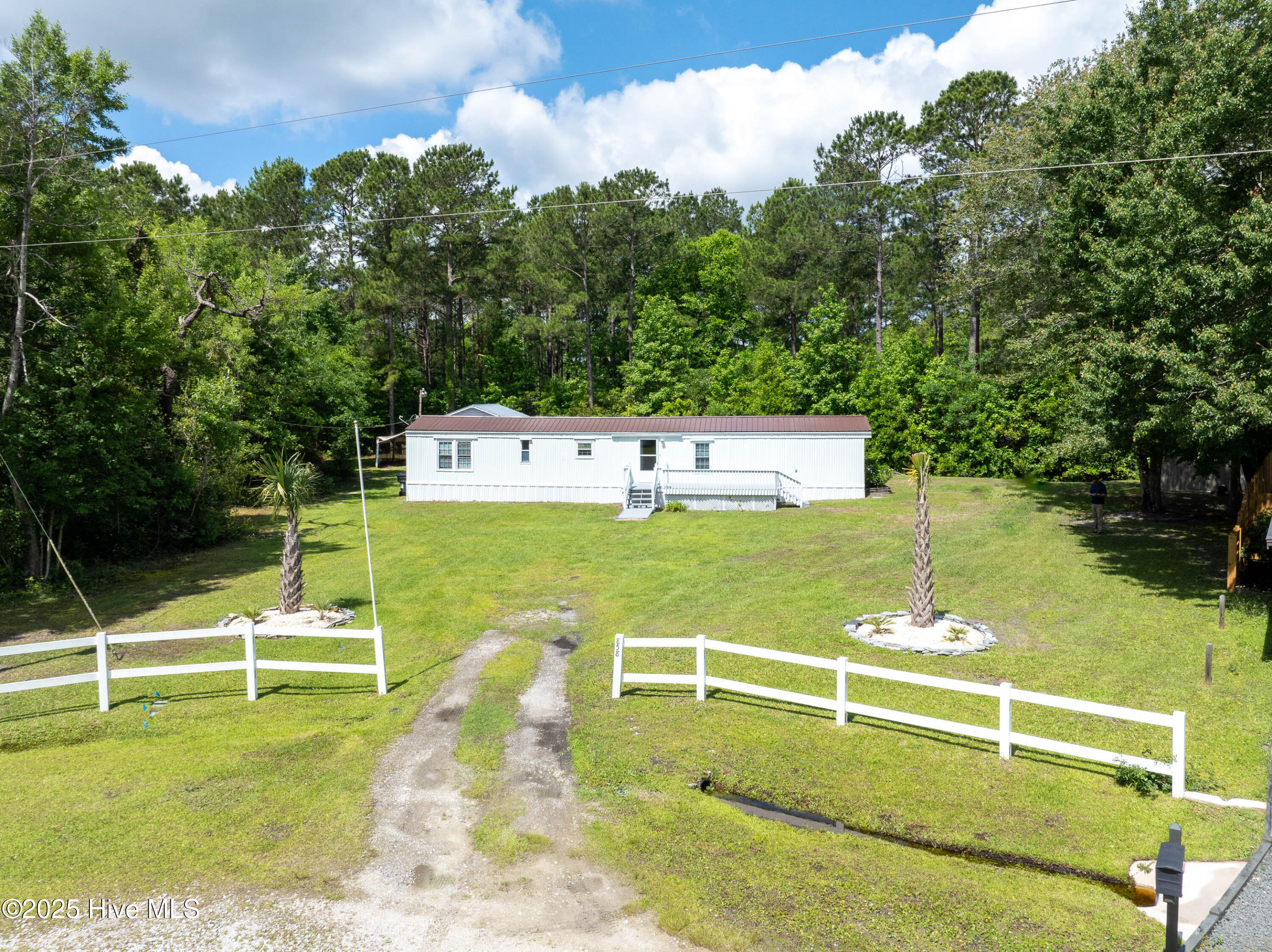 858-864 Cockleshell Drive Property Photo 3