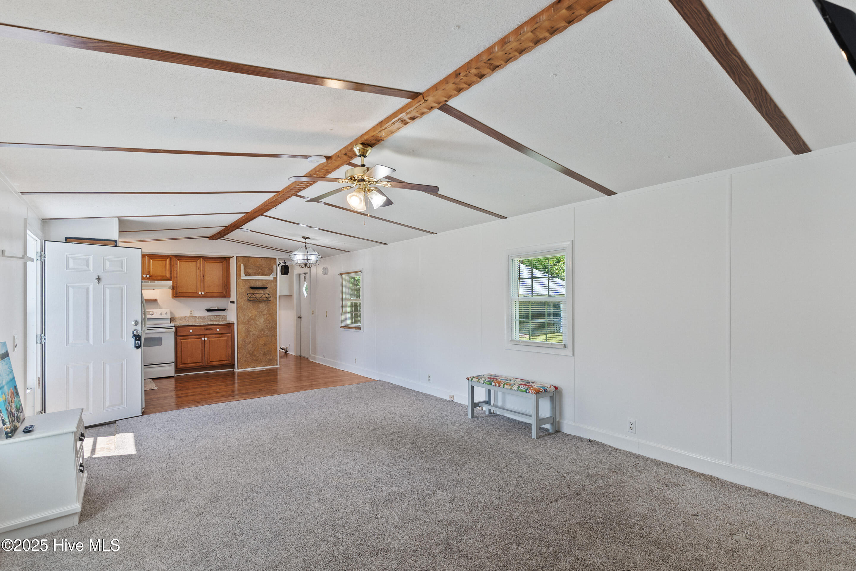 858-864 Cockleshell Drive Property Photo 8