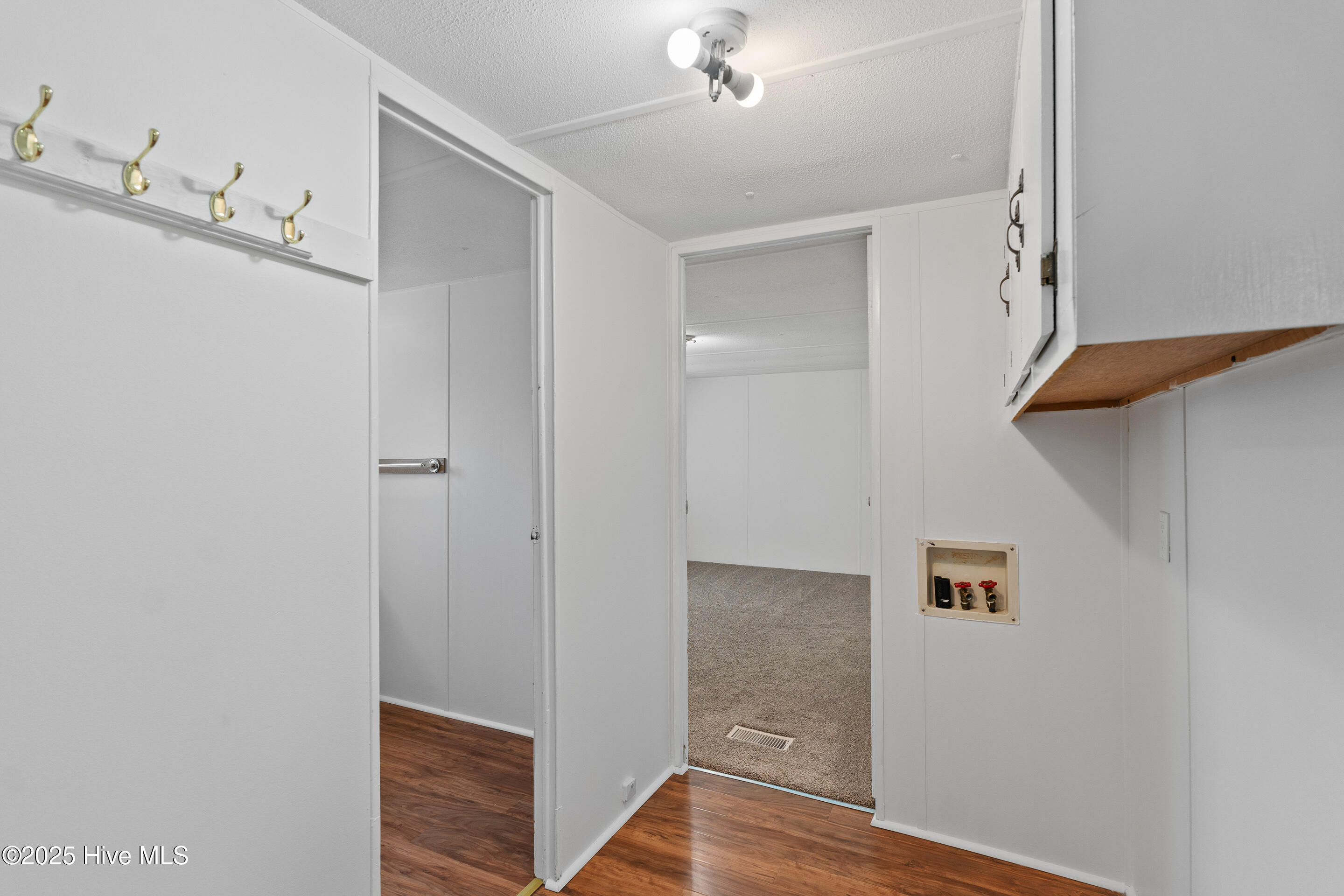 858-864 Cockleshell Drive Property Photo 11