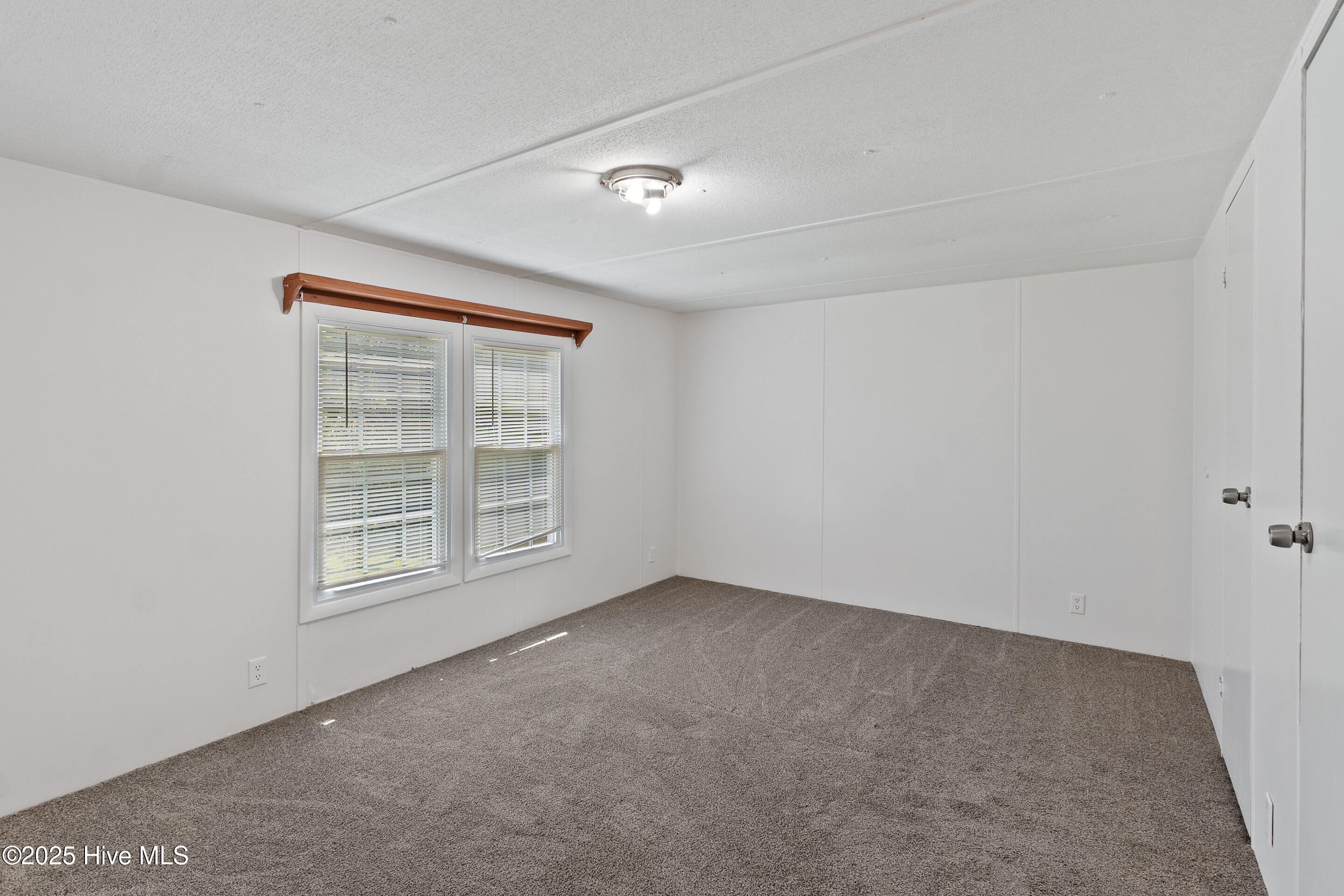 858-864 Cockleshell Drive Property Photo 12