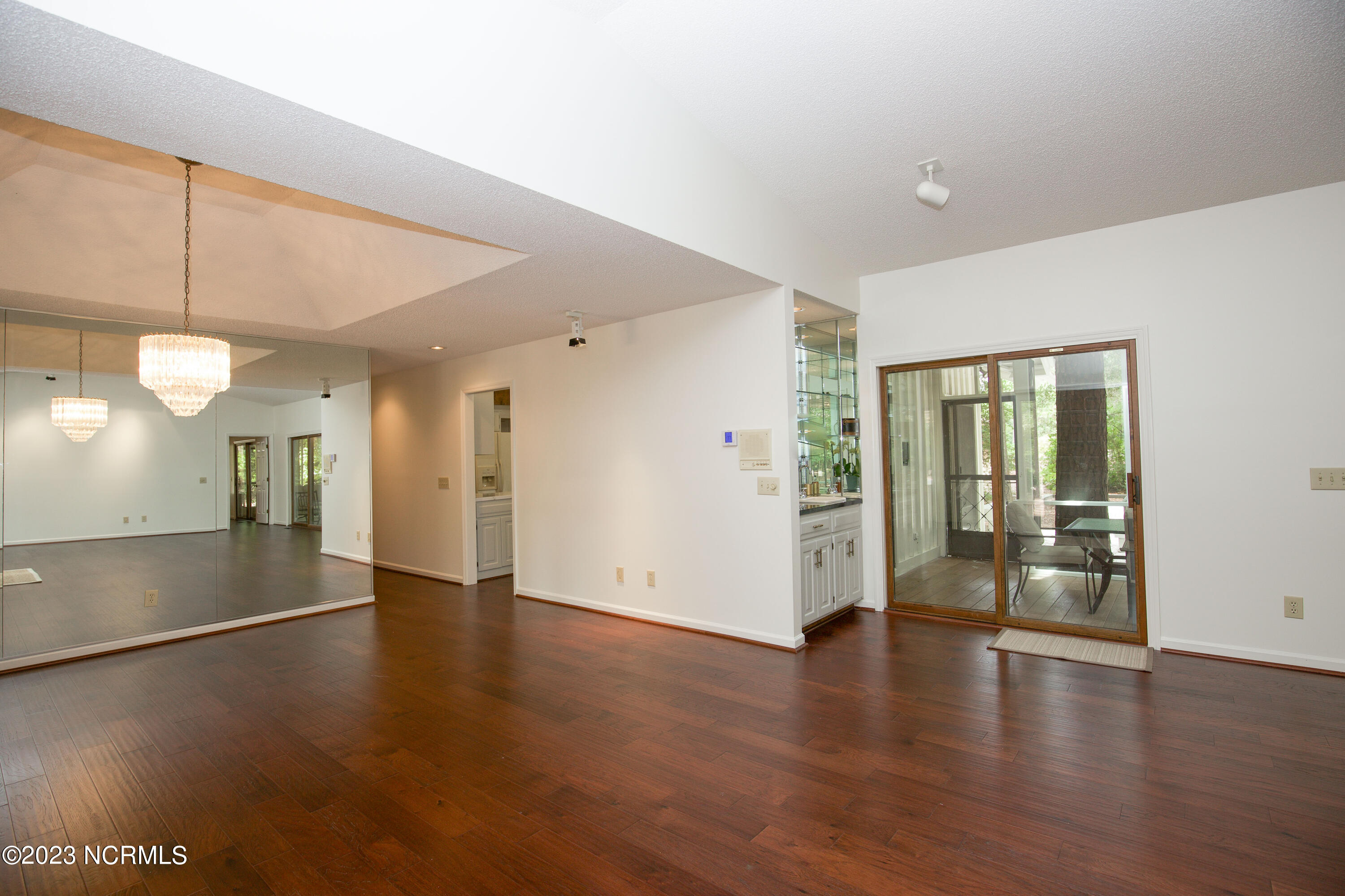 95 Merion Circle Property Photo 4