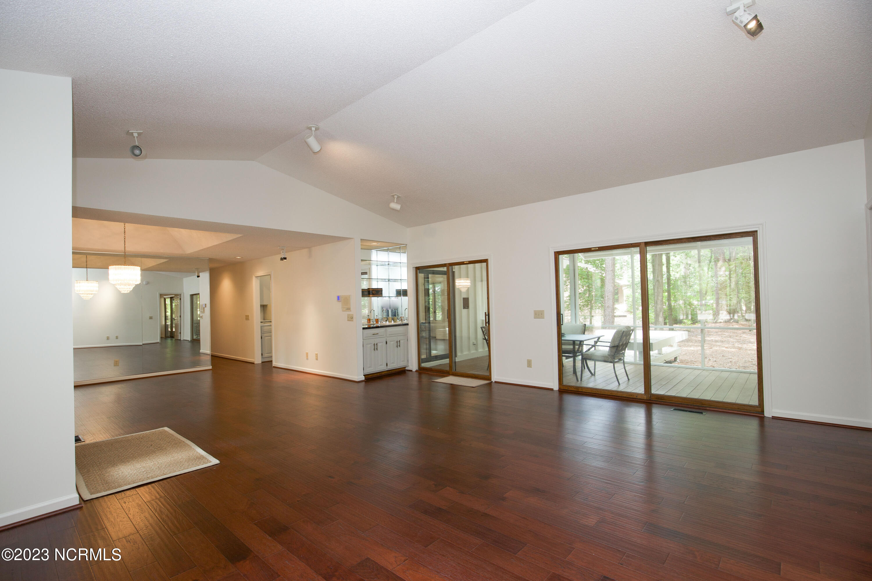95 Merion Circle Property Photo 6