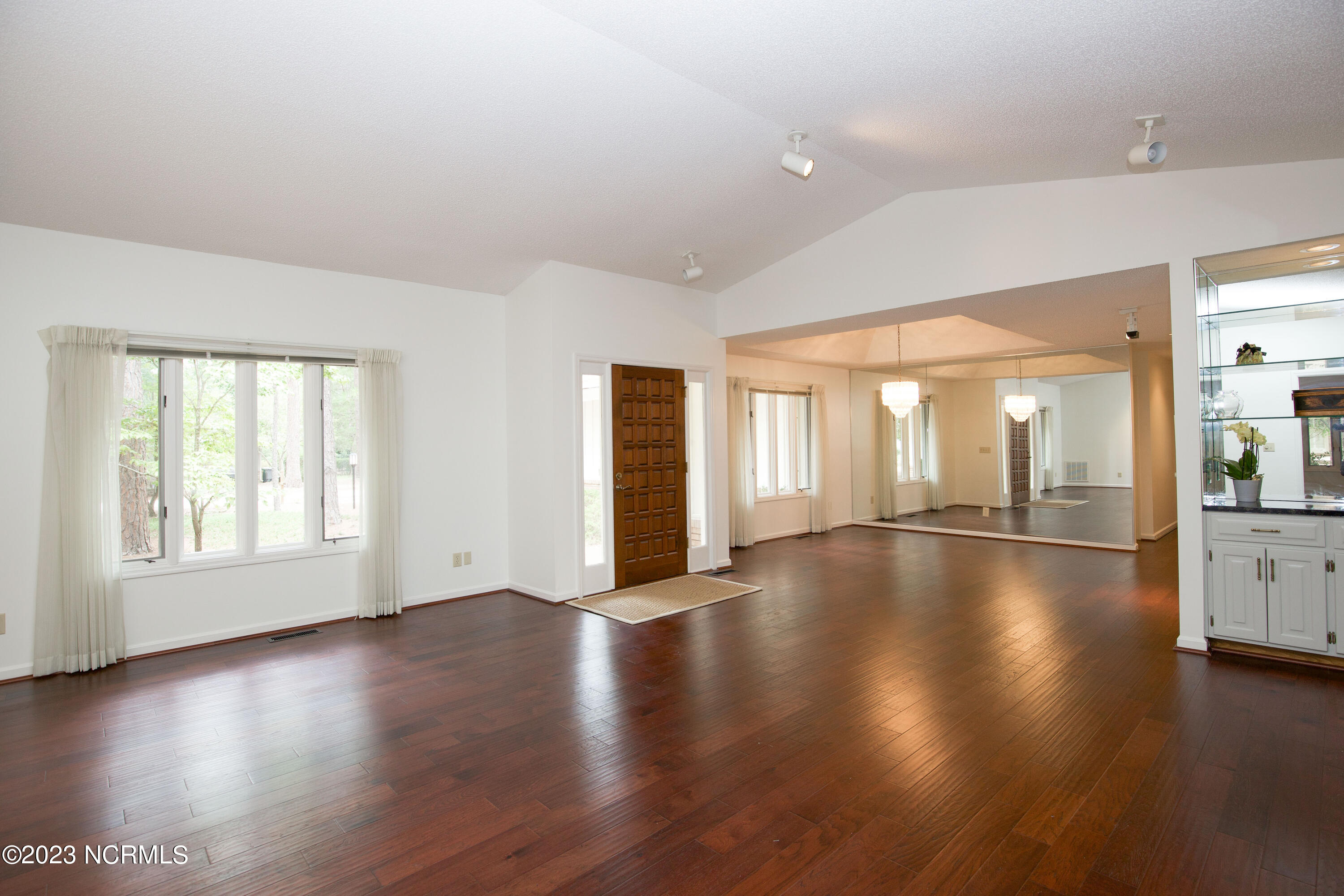 95 Merion Circle Property Photo 7