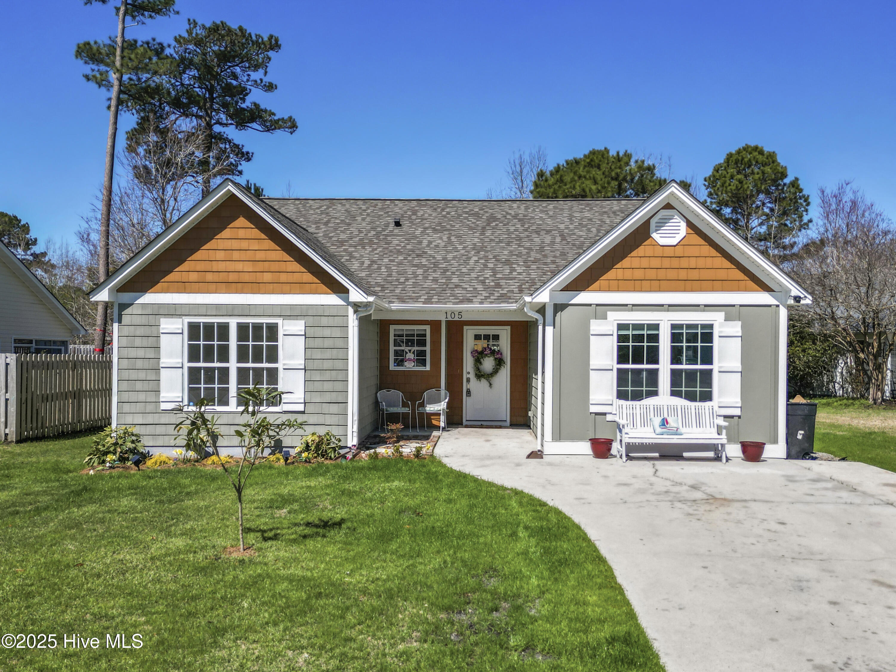 105 Bay Tree Circle Property Photo 1