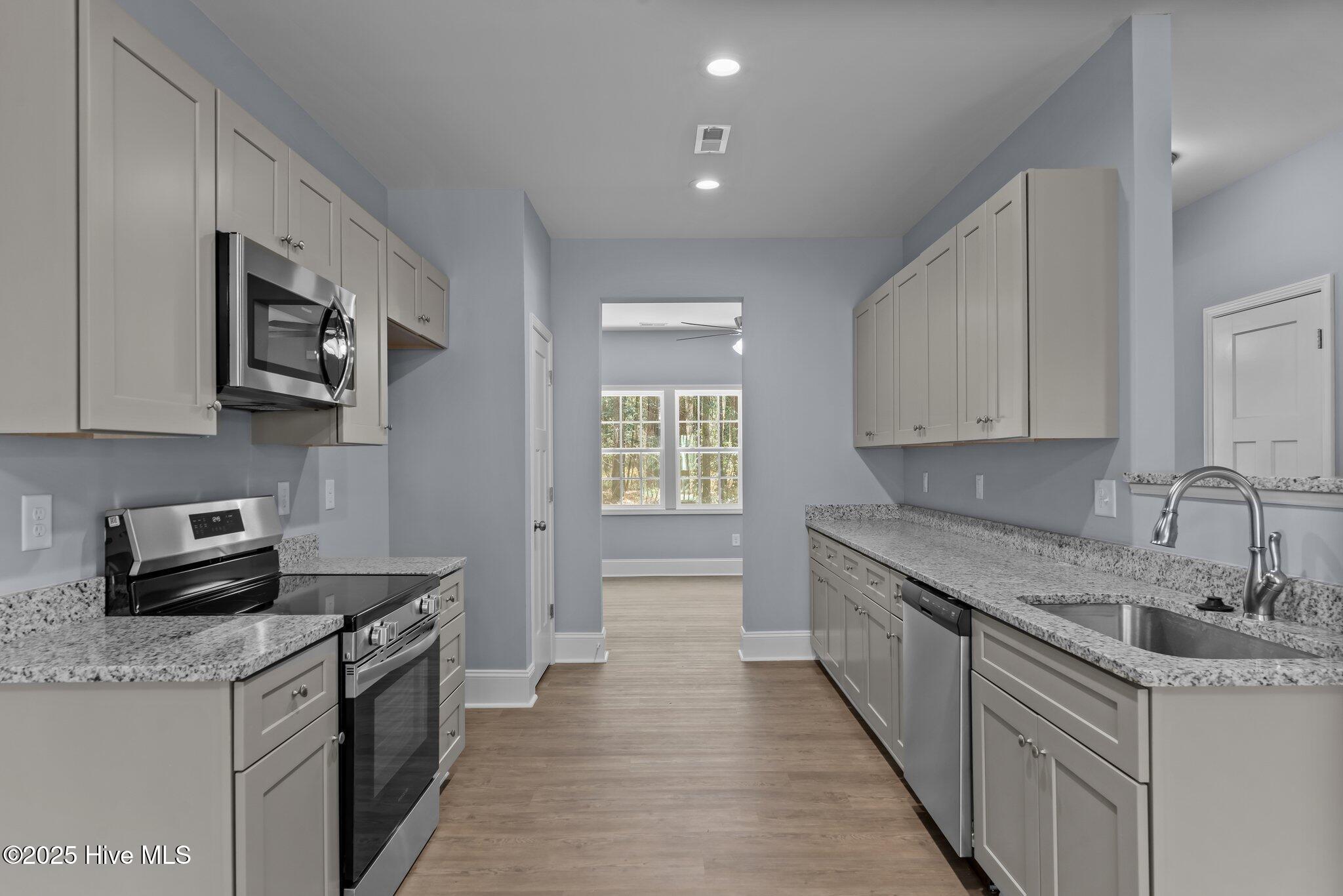1051 Greenbriar Drive Property Photo 17