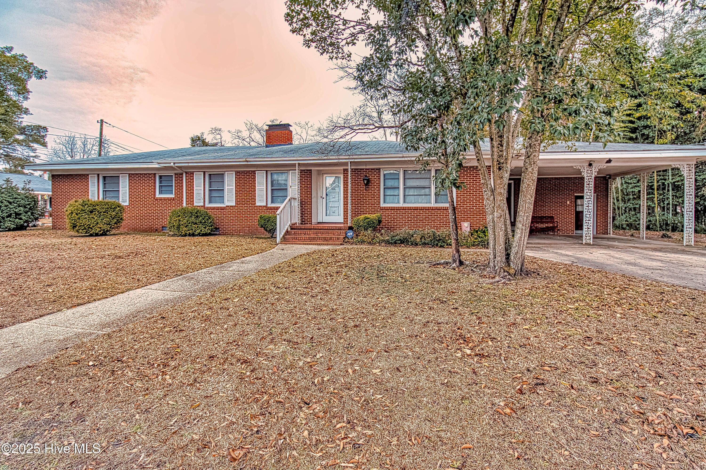 100 S Pineview Avenue Property Photo 1