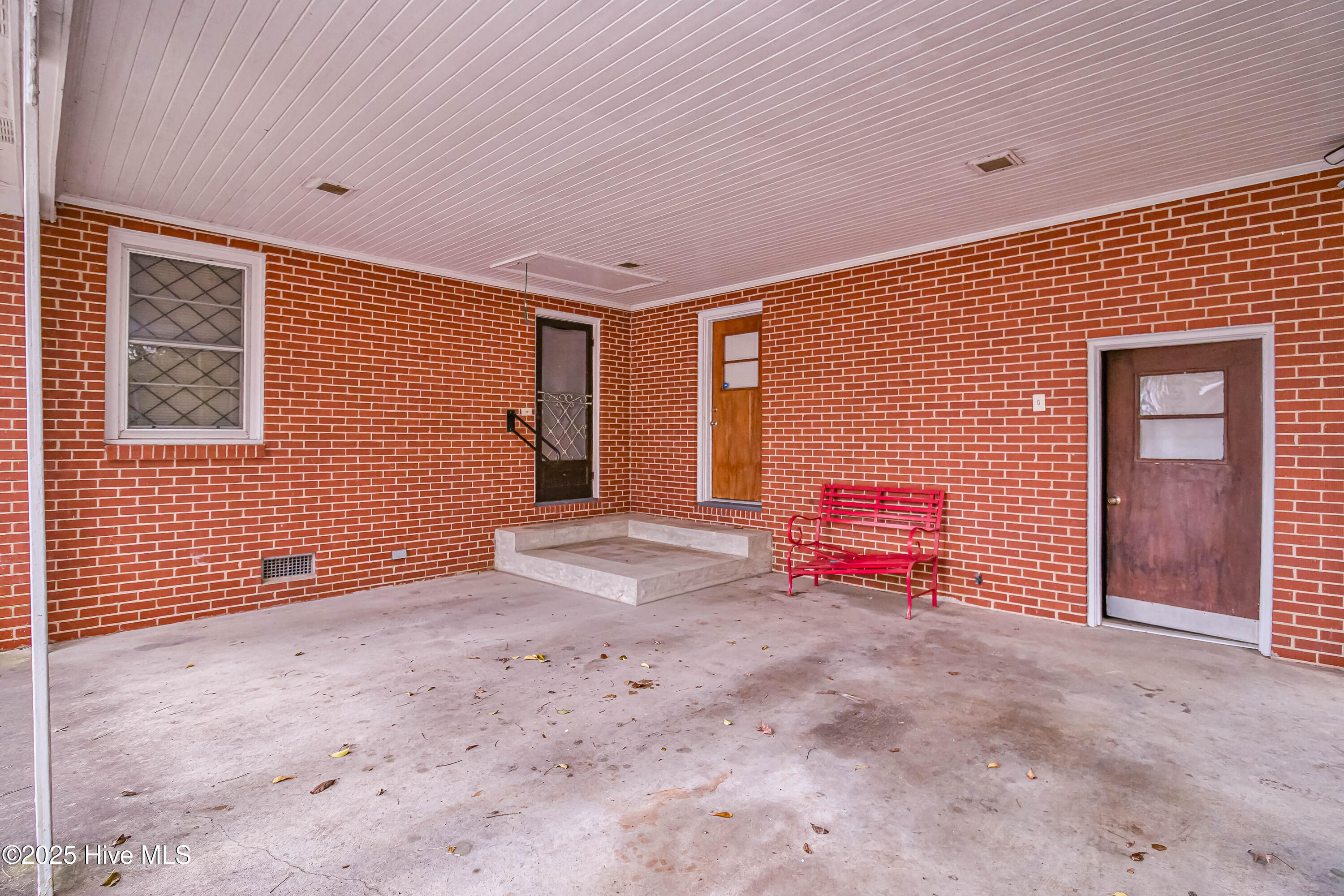 100 S Pineview Avenue Property Photo 3