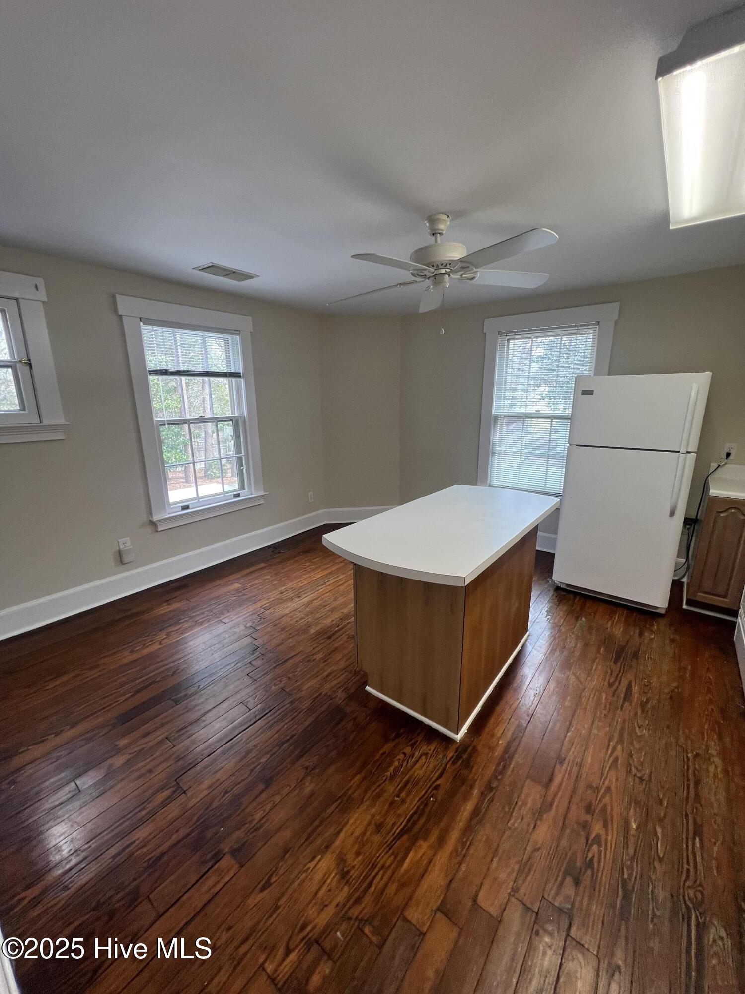 206 N Poplar Street E Property Photo 4