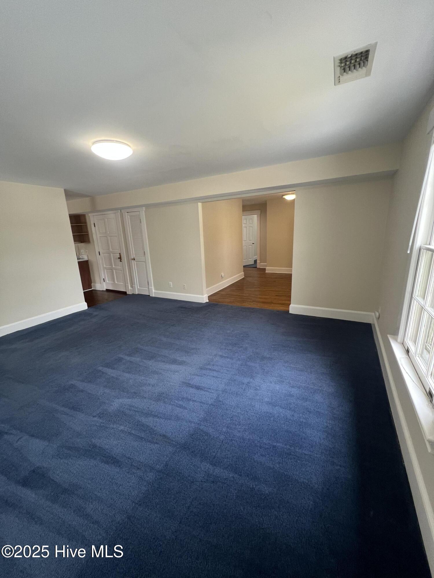 206 N Poplar Street E Property Photo 9
