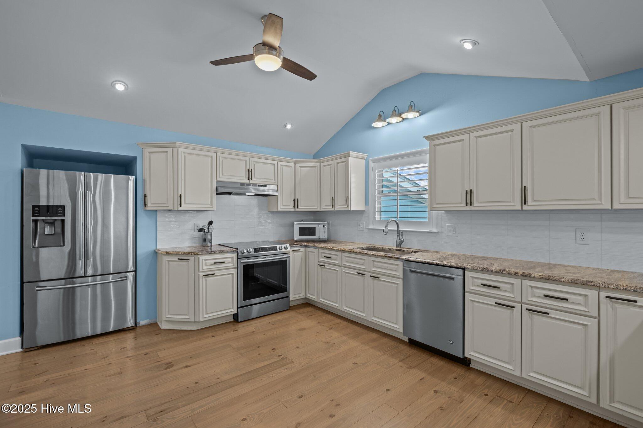 247 Bayview Boulevard Property Photo 3