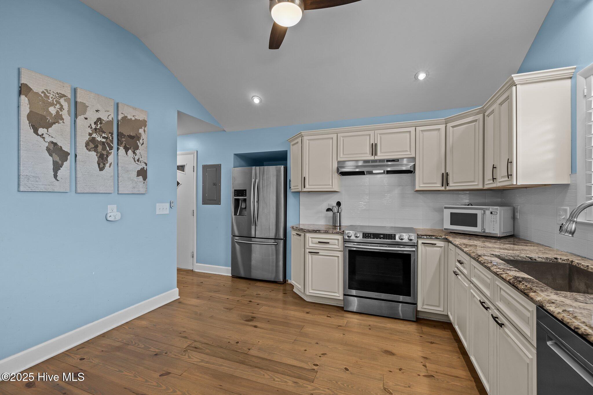 247 Bayview Boulevard Property Photo 4