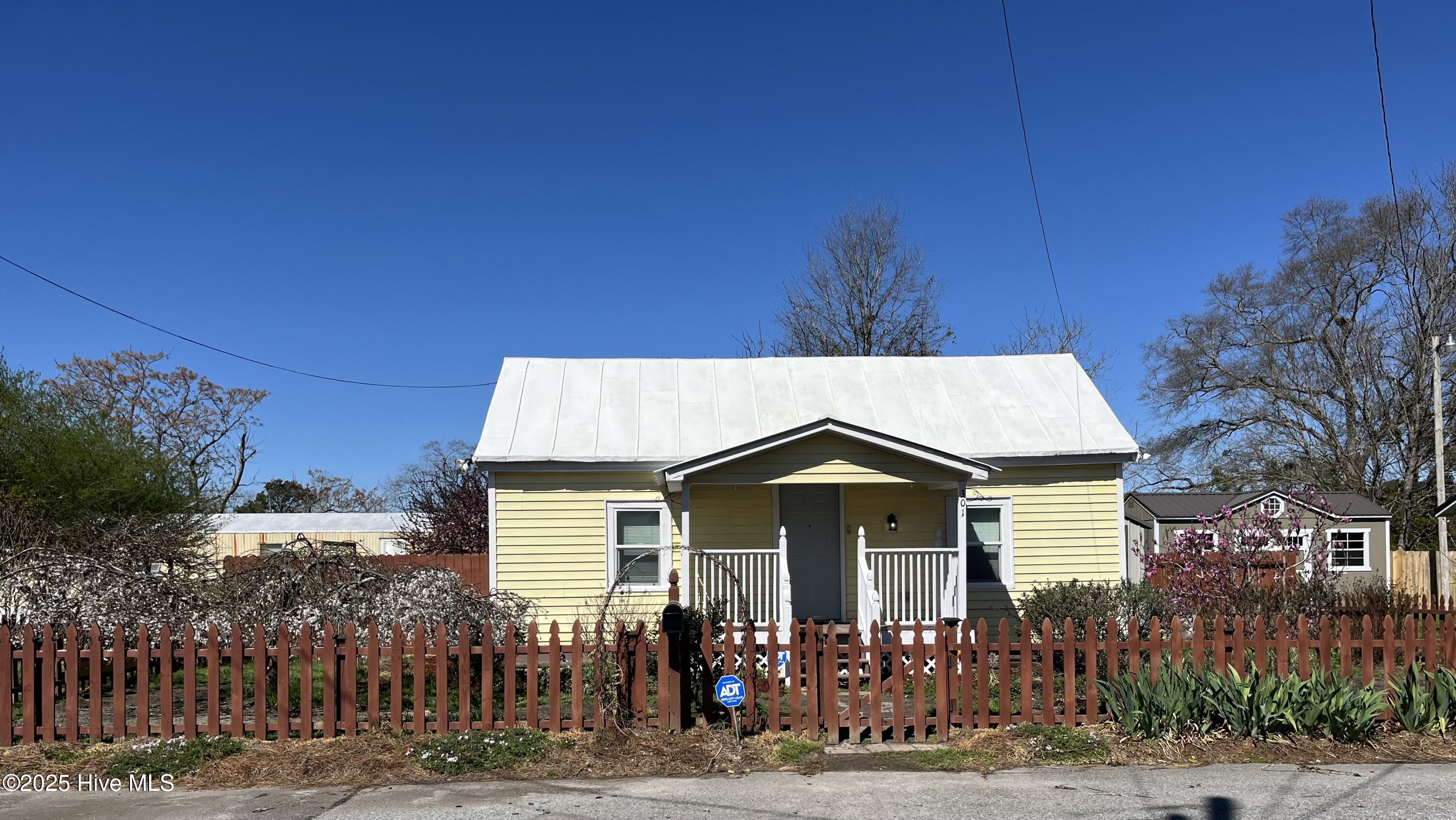 301 N Center Street Property Photo